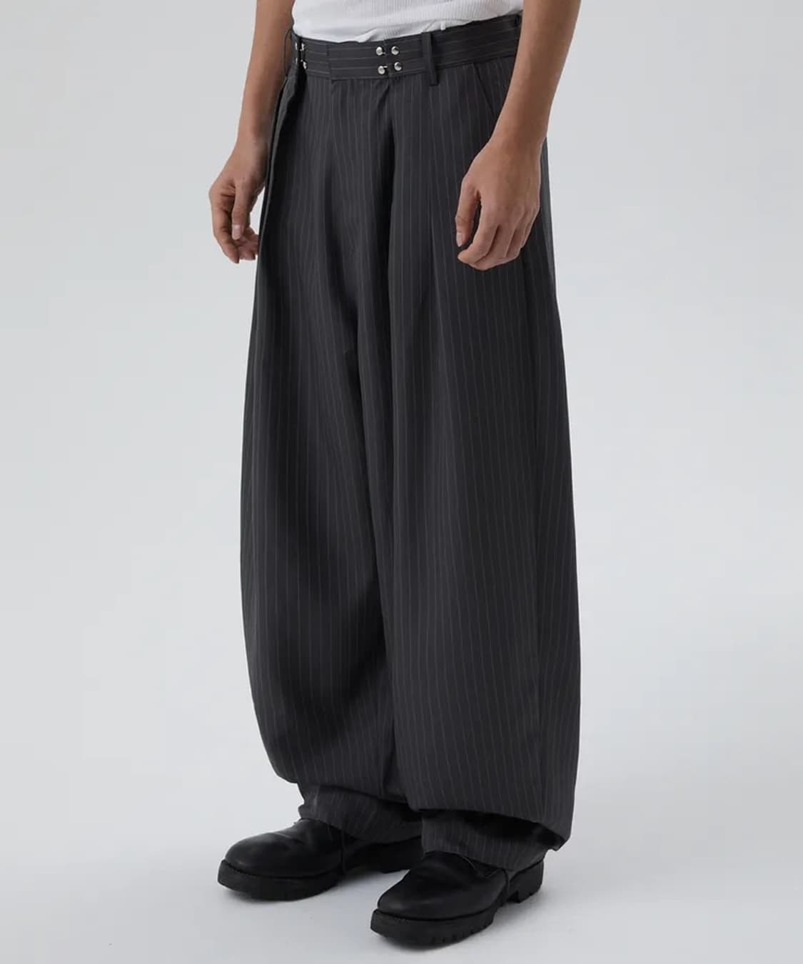 스웨이드 - TWO TUCK STRIPE SLACKS [GRAY] 상품이미지1