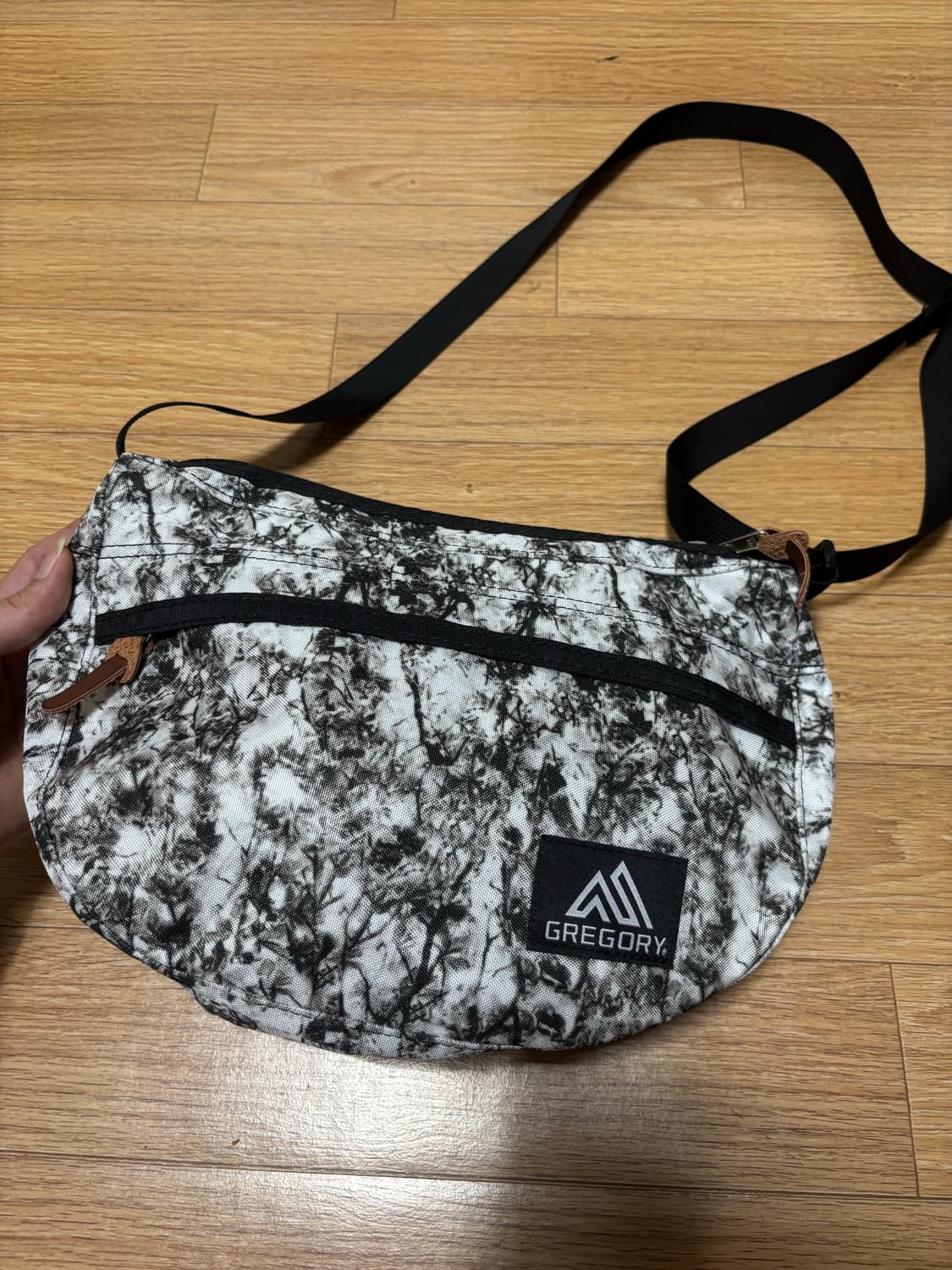 그레고리 반달 백 블랙 화이트 패턴 상품이미지1