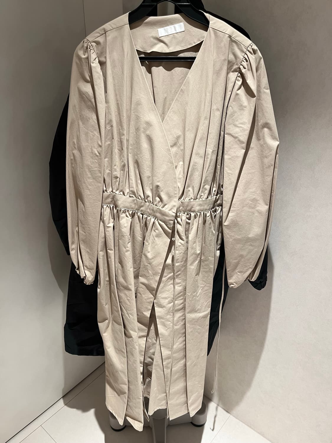 리엘 puff v neck 트렌치 원피스 베이지 상품이미지7