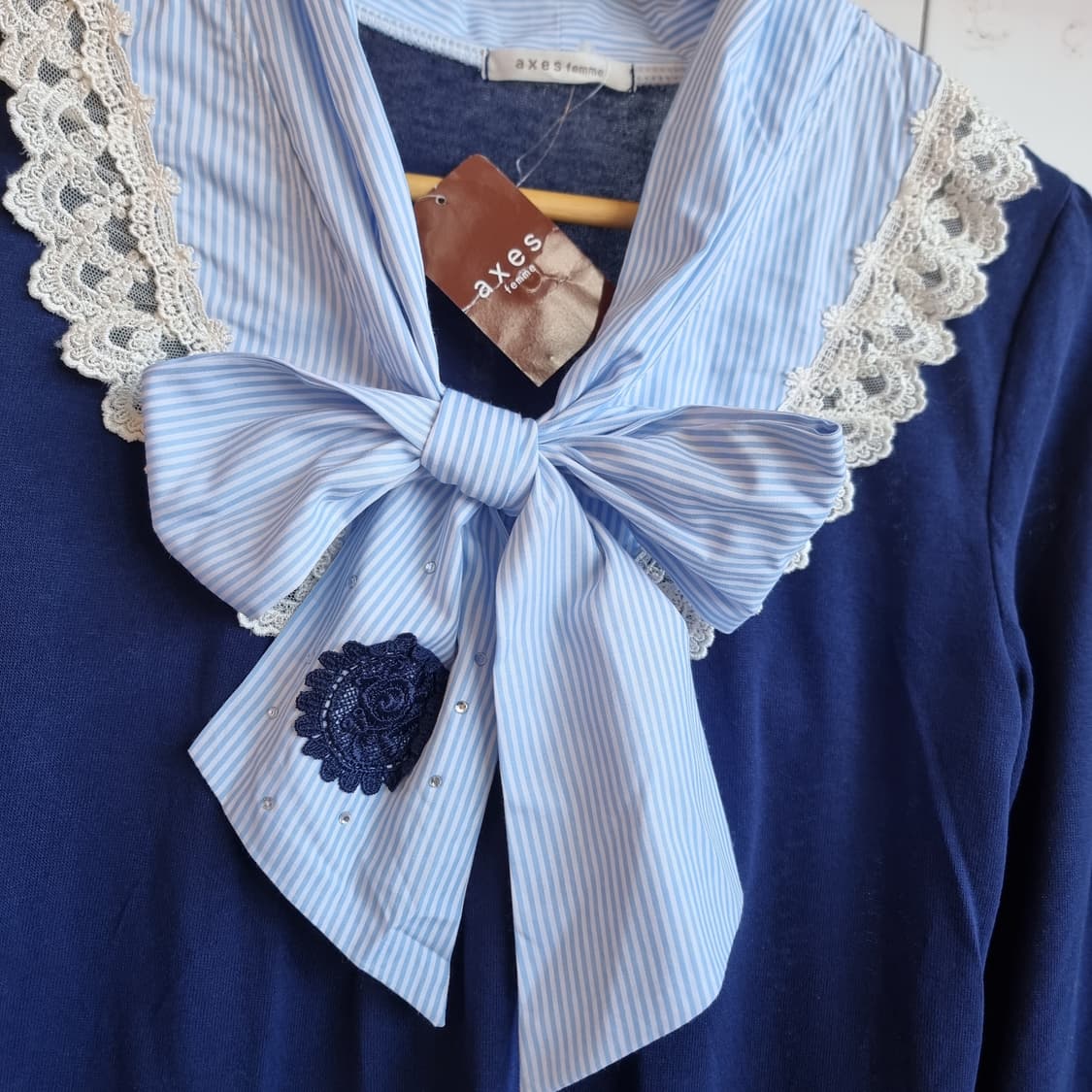 액시즈 팜 리본 블라우스 네이비 상품이미지2