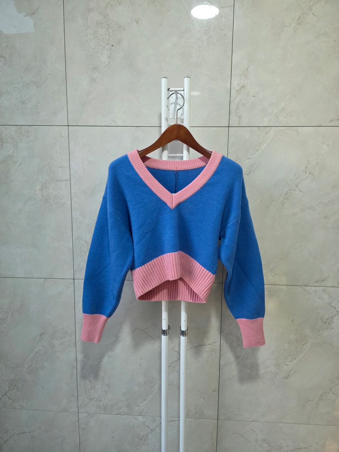 핑크배색 브이넥 울 니트  상품이미지1