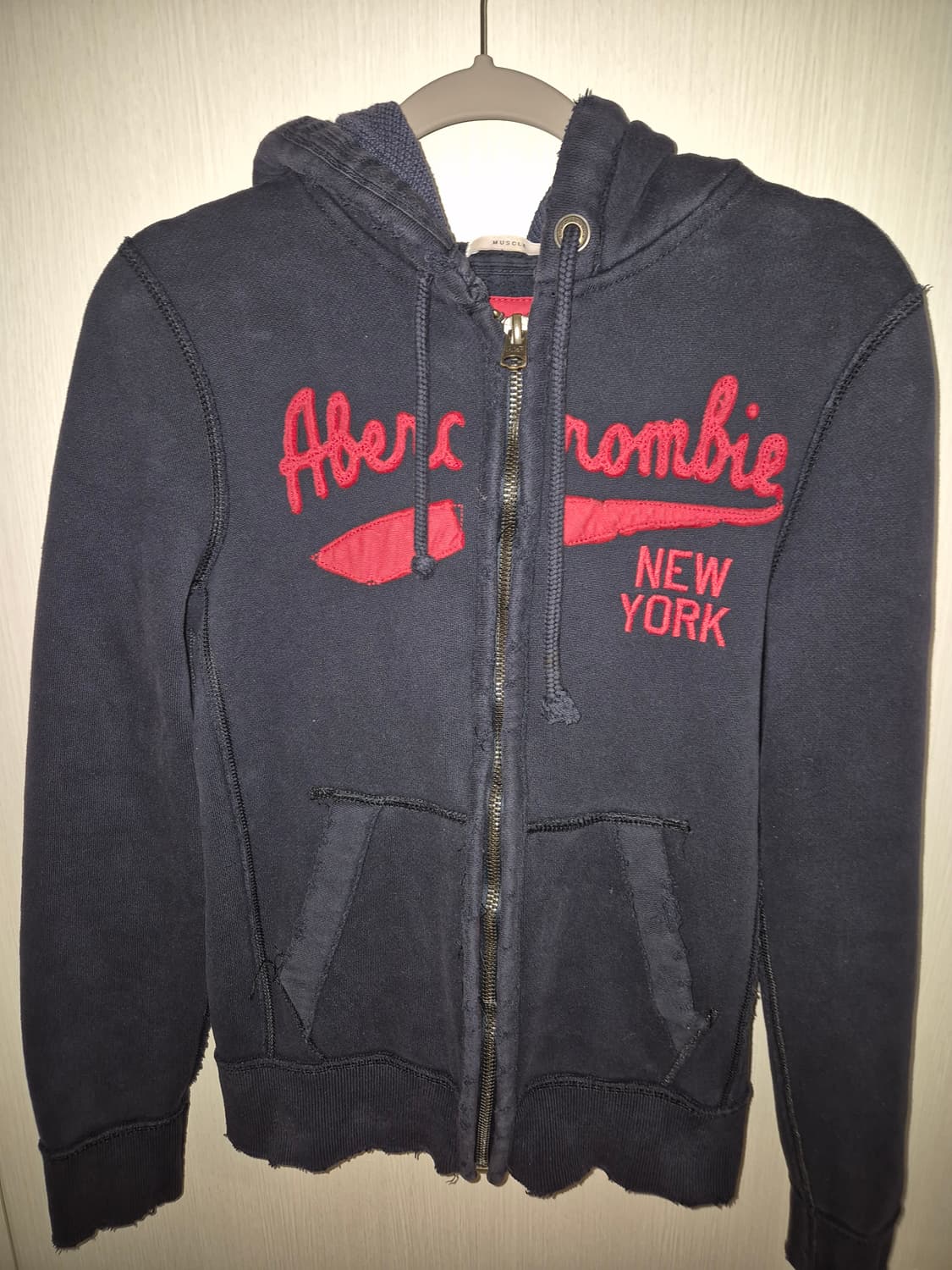 아베크롬비 머슬핏 뉴욕 로고 후드집업 네이비 레드 S 상품이미지4