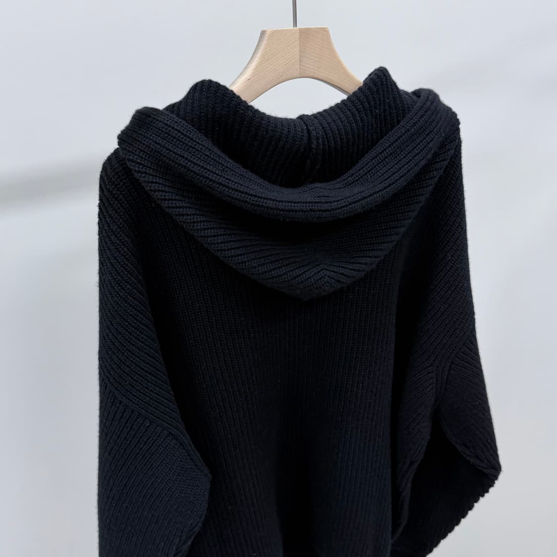 [S+급/오버핏M] 셀린느 리브드 레더패치 로고 울 후드티 블랙 상품이미지6