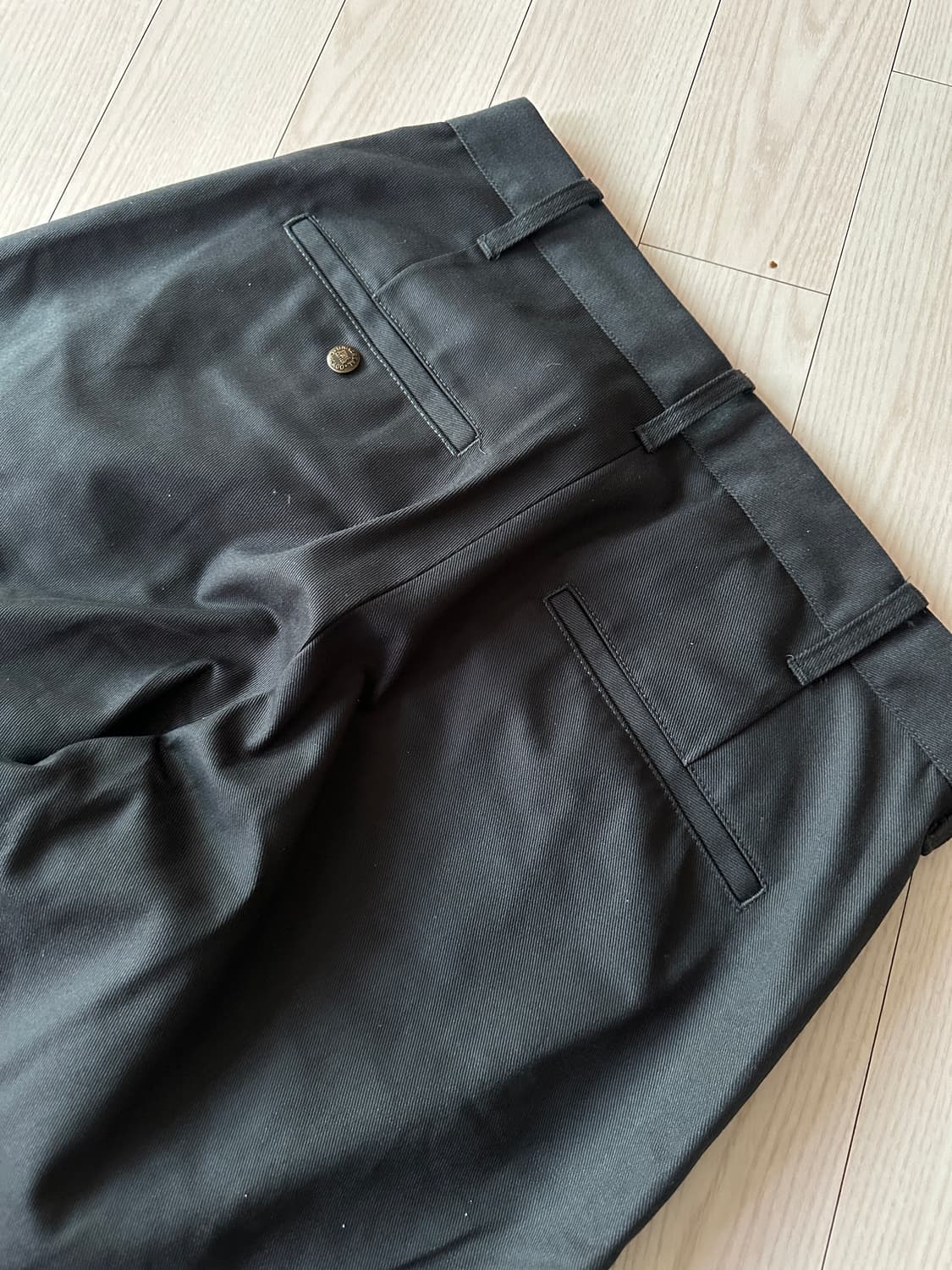 저널스탠다드 x 유니버셜 오버랠 헤리티지라인 원턱와이드팬츠 상품이미지5