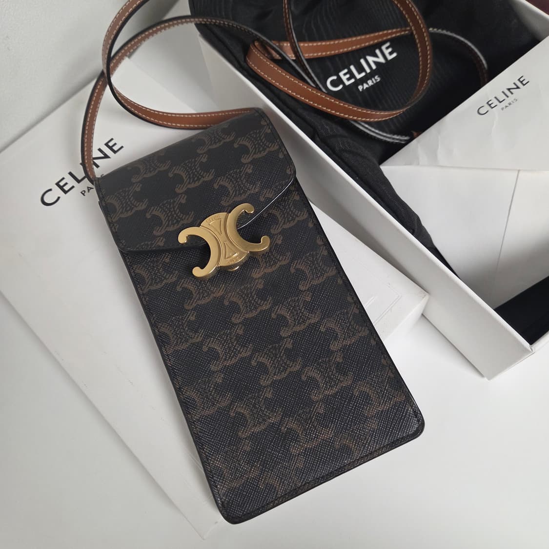 CELINE 셀린느 정품 매장가135만원 트리오페 틴 폰홀더백 폰파우치 상품이미지8