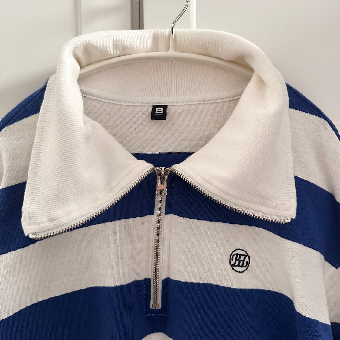 벤시몽 럭비티 스트라이프 크롭 하프 집업 블루 상품이미지3