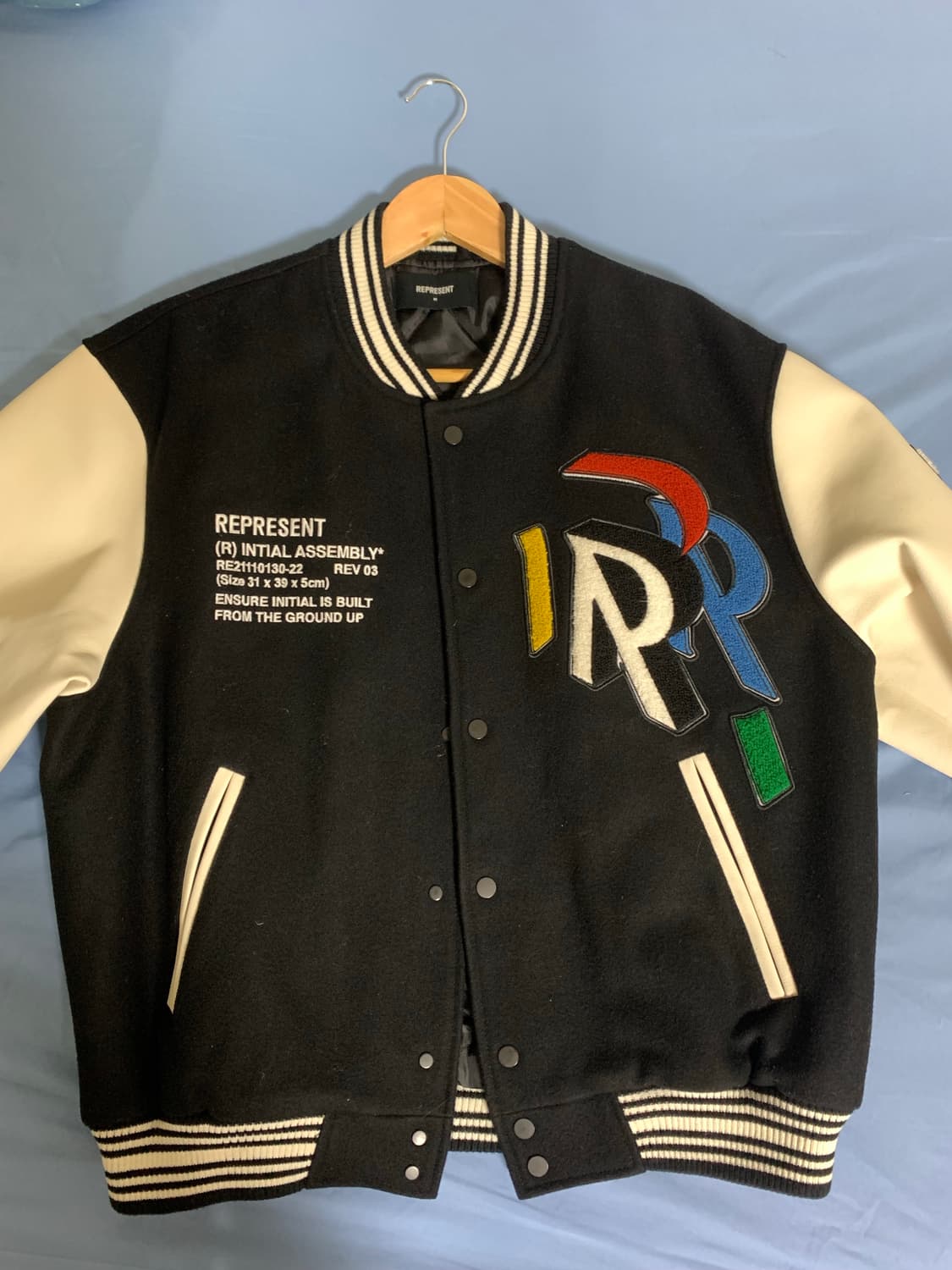 리프레젠트(영국 브랜드) 바시티 자켓 - 라이즈원빈 착용 상품이미지2