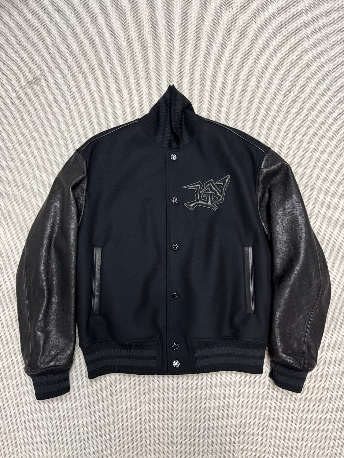 루이비통 엠보스 바시티 자켓 상품이미지1