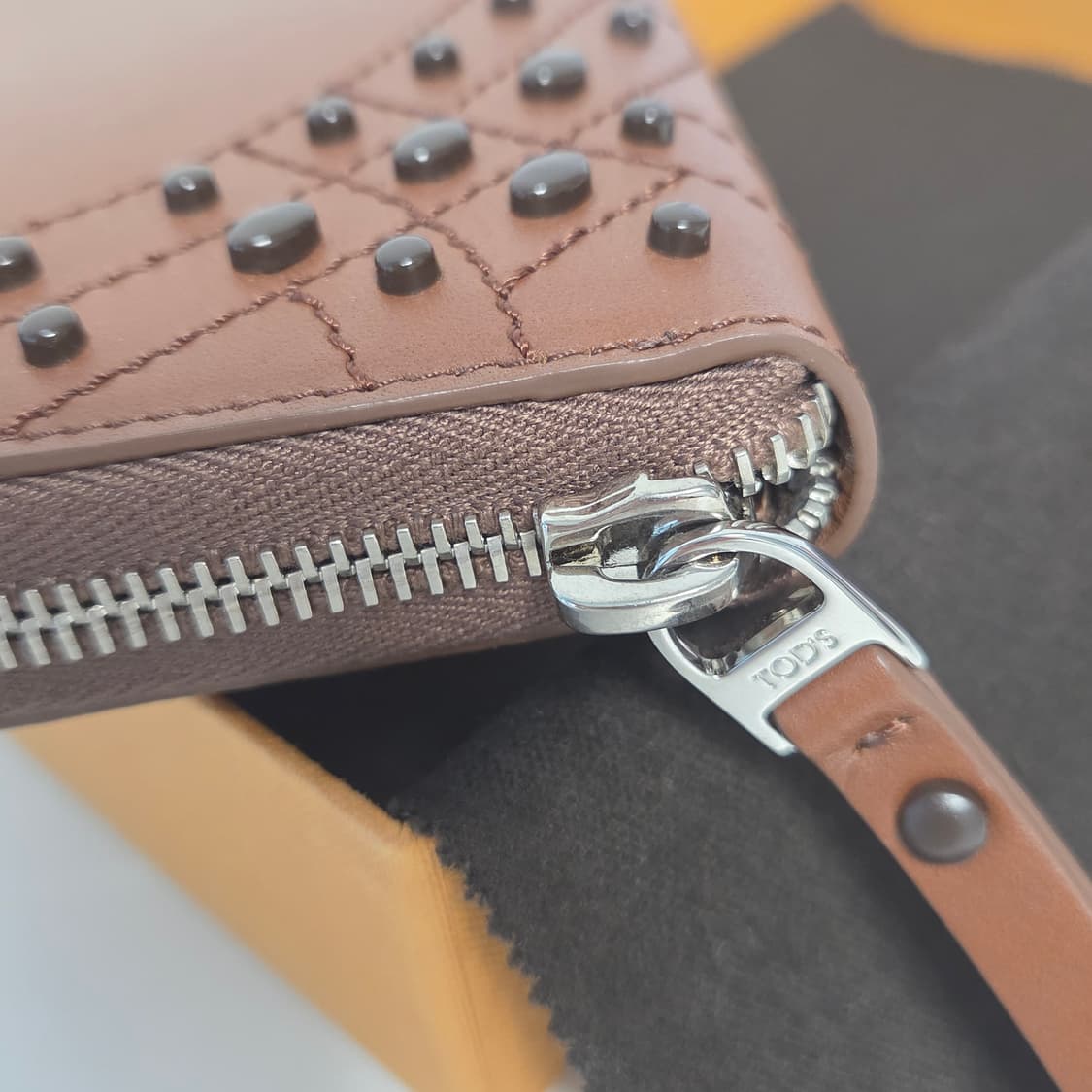 TOD'S 토즈 정품 미사용 고미노 짚라운드 지갑 장지갑 은장 레더지갑 상품이미지5