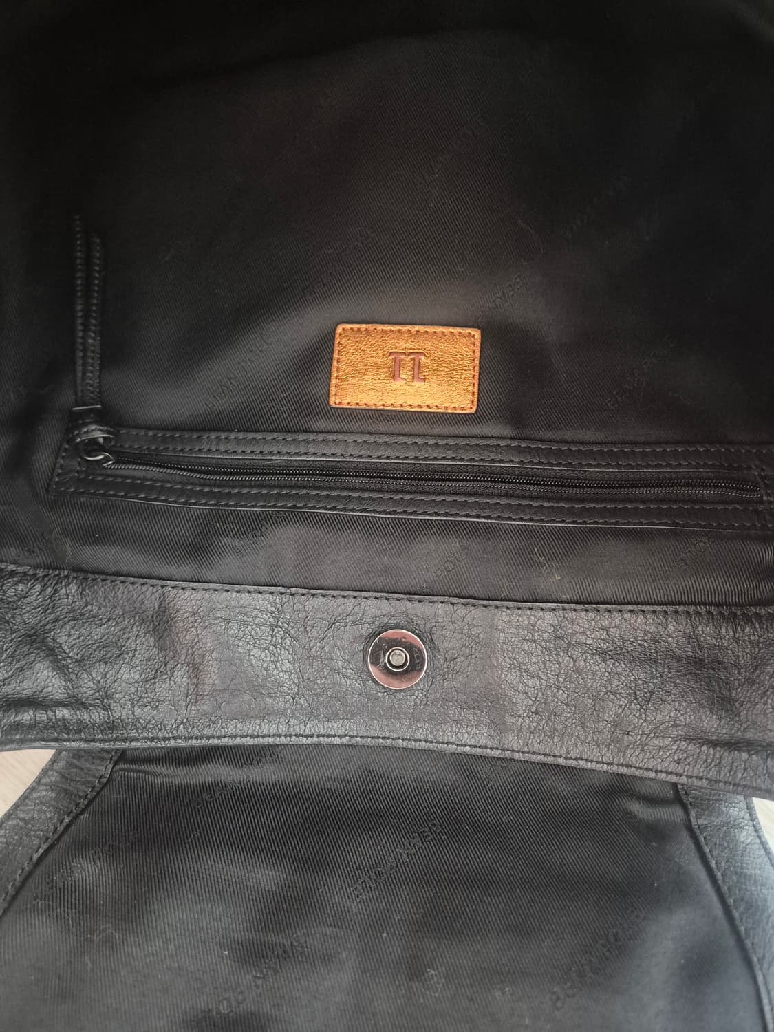 빈폴 준J 콜라보 가죽 숄더백입니다
 상품이미지6