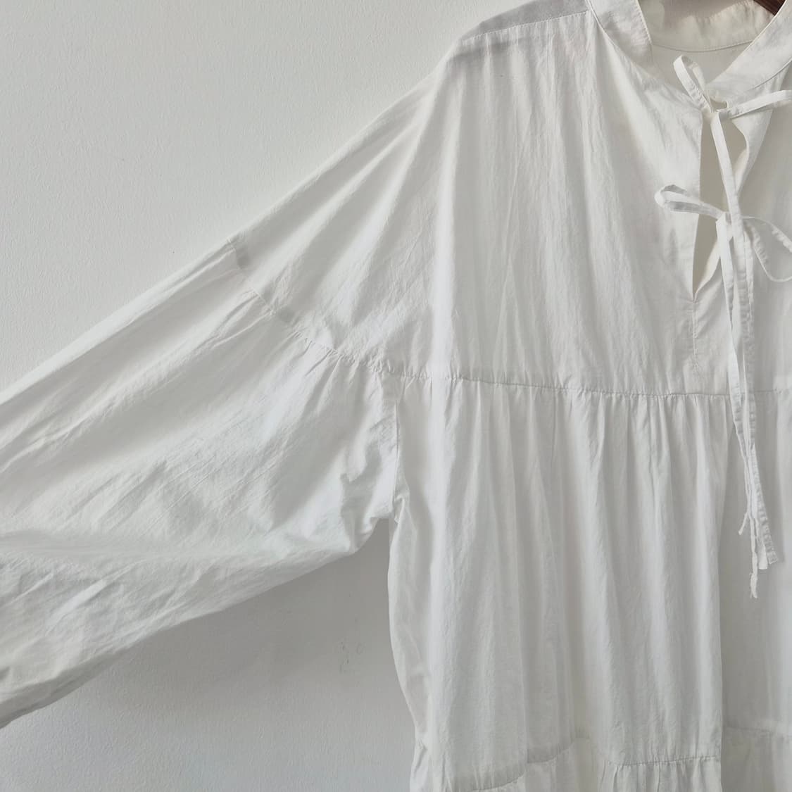 LOWRYS FARM 코튼 화이트 리본 셔링 블라우스 상품이미지6