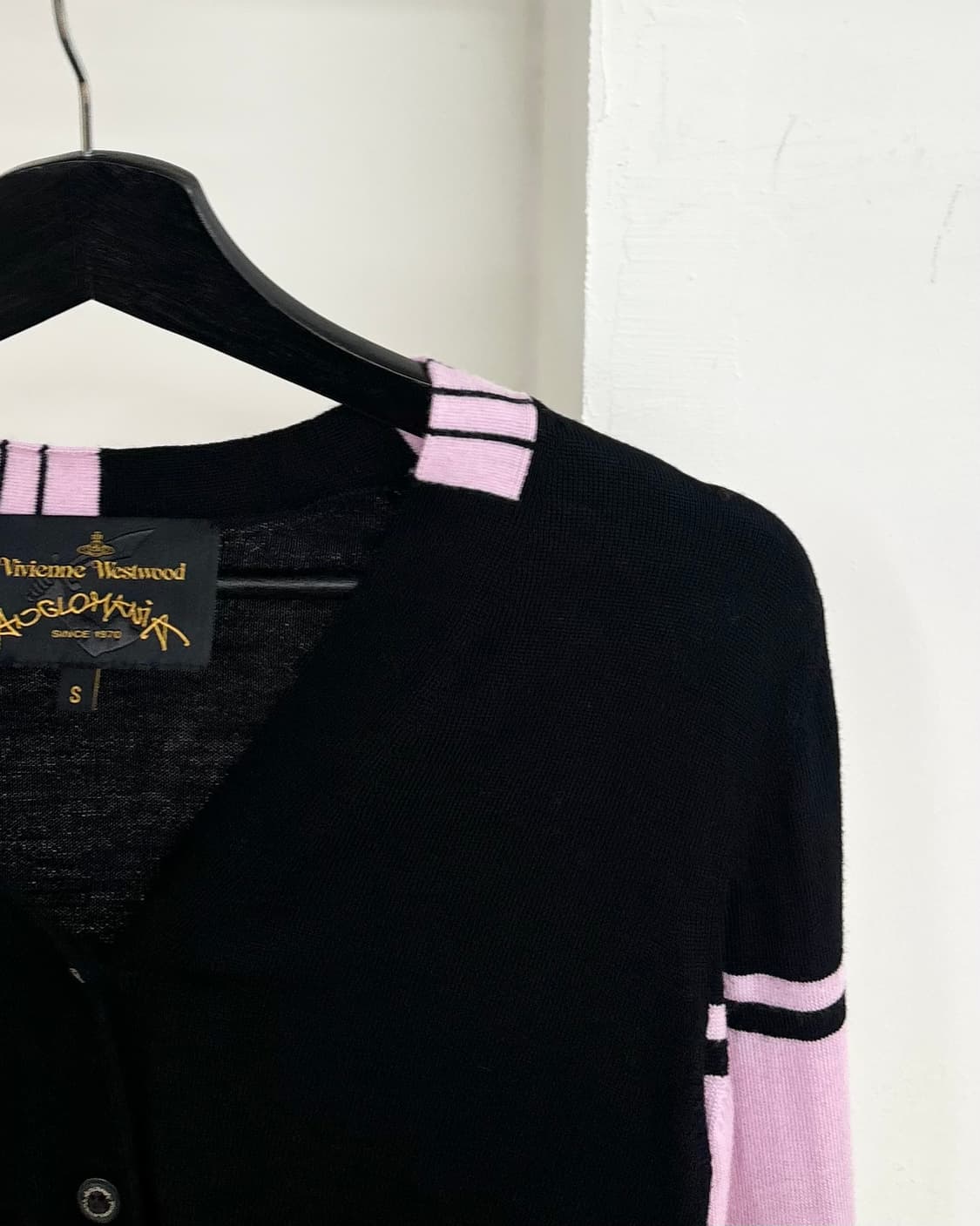 비비안 웨스트우드 블랙 핑크 브이넥 가디건  상품이미지4