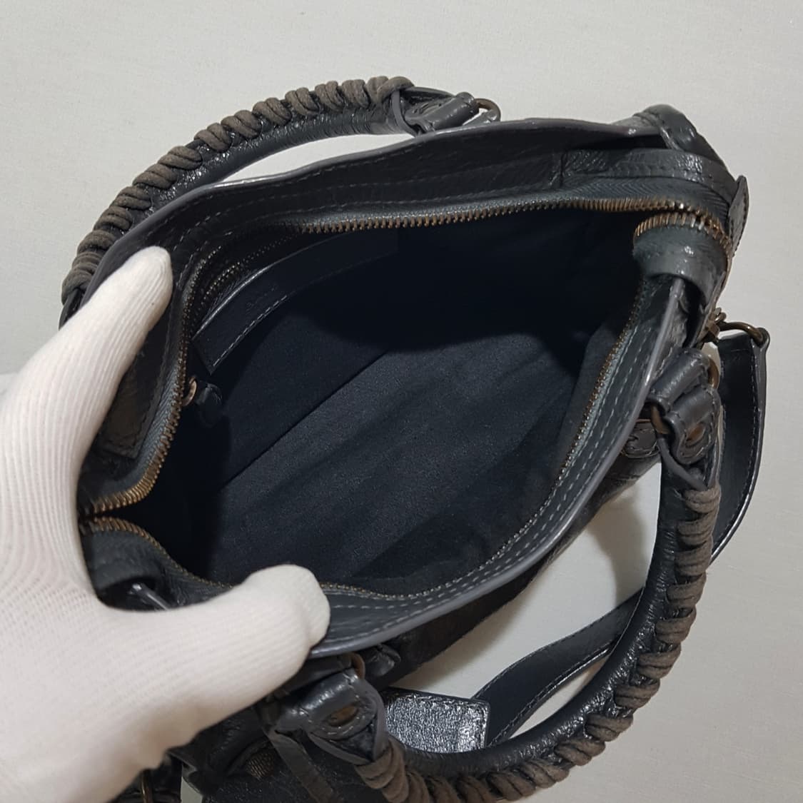 발렌시아가 자이언트 클래식 모터백 미니  상품이미지9