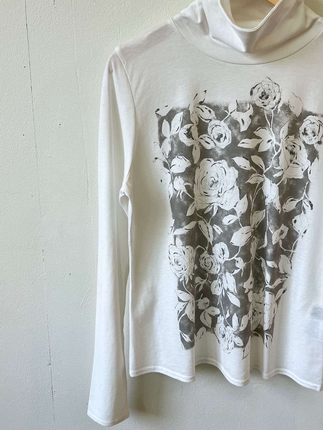 Half 로즈 프린팅 화이트 터틀넥 상품이미지3