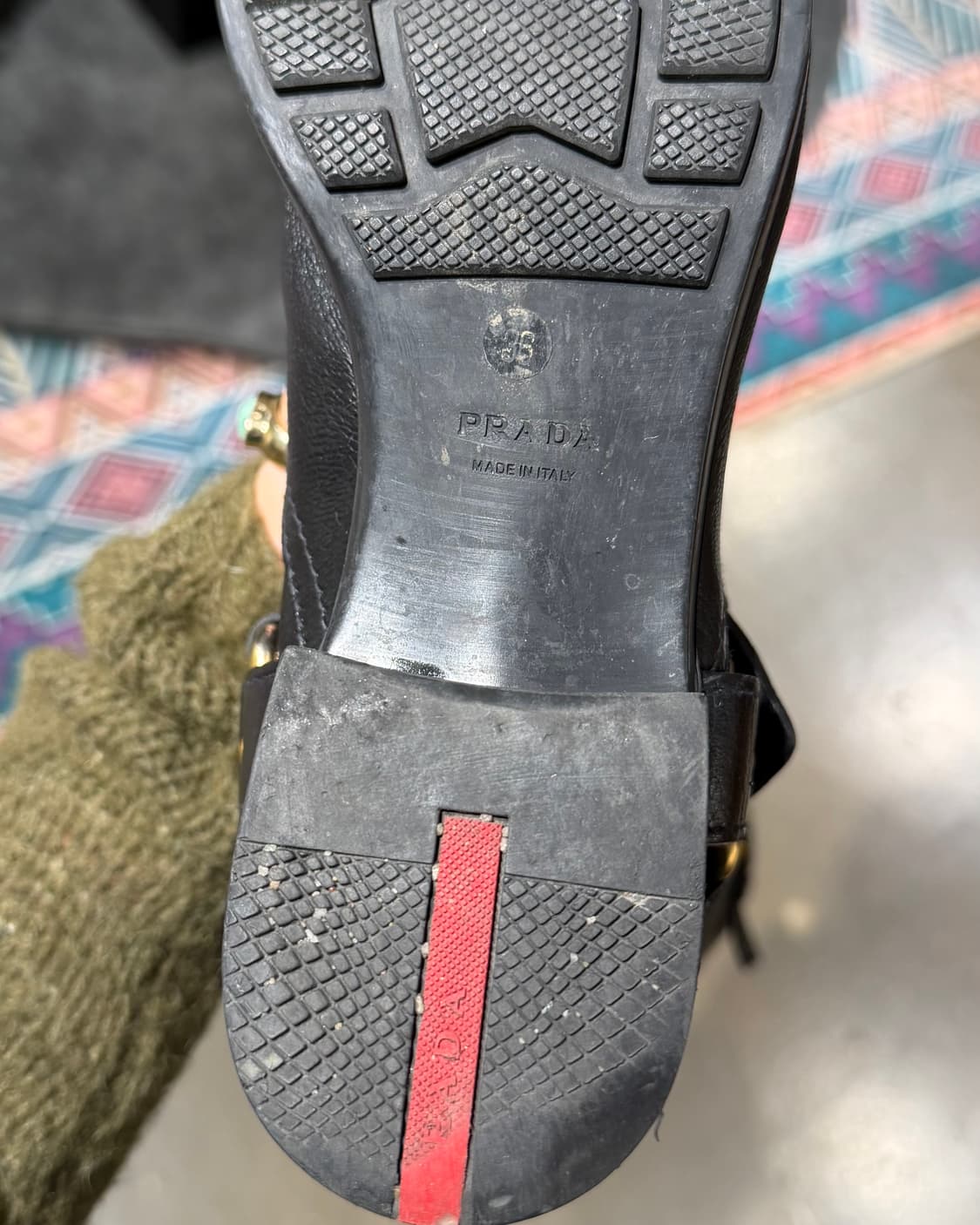 프라다 블랙 비텔로 다이노 금장 레터링 로고 롱부츠 상품이미지8