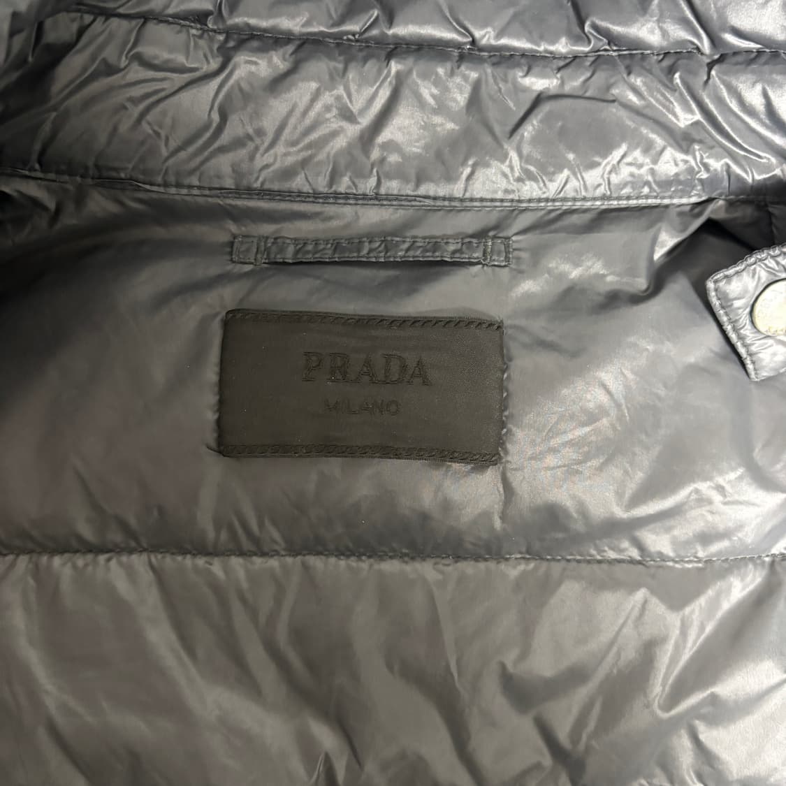 프라다 경량패딩 삼각로고 그레이 48사이즈 상품이미지5