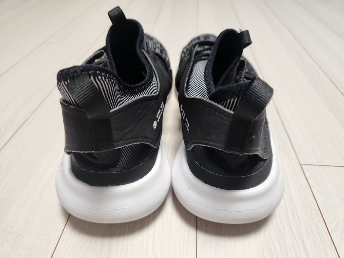 나이키 러닝화 플렉스 콘택트 3 AQ7484-004  사이즈270

아웃 상품이미지2