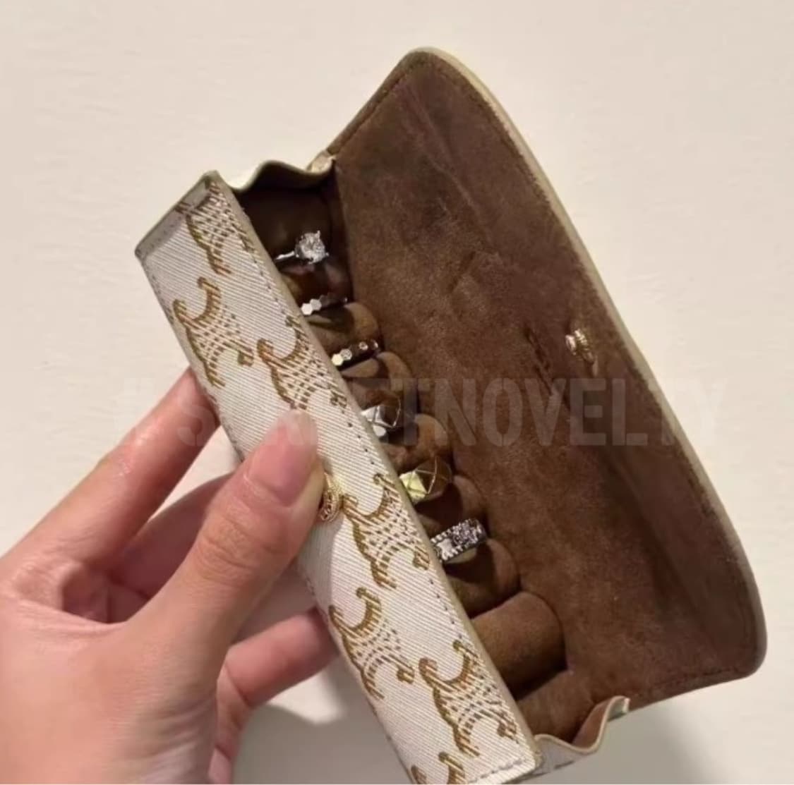 셀린느 트리옹페 쥬얼리 케이스 아이보리 상품이미지6