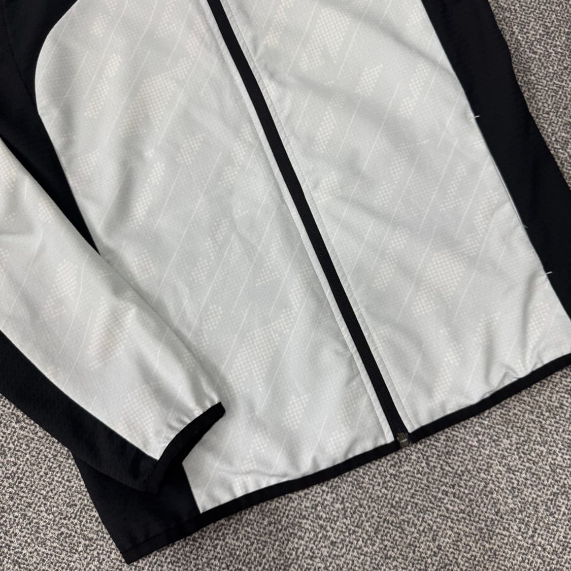 데상트 런닝 트레이닝 자켓 상품이미지3