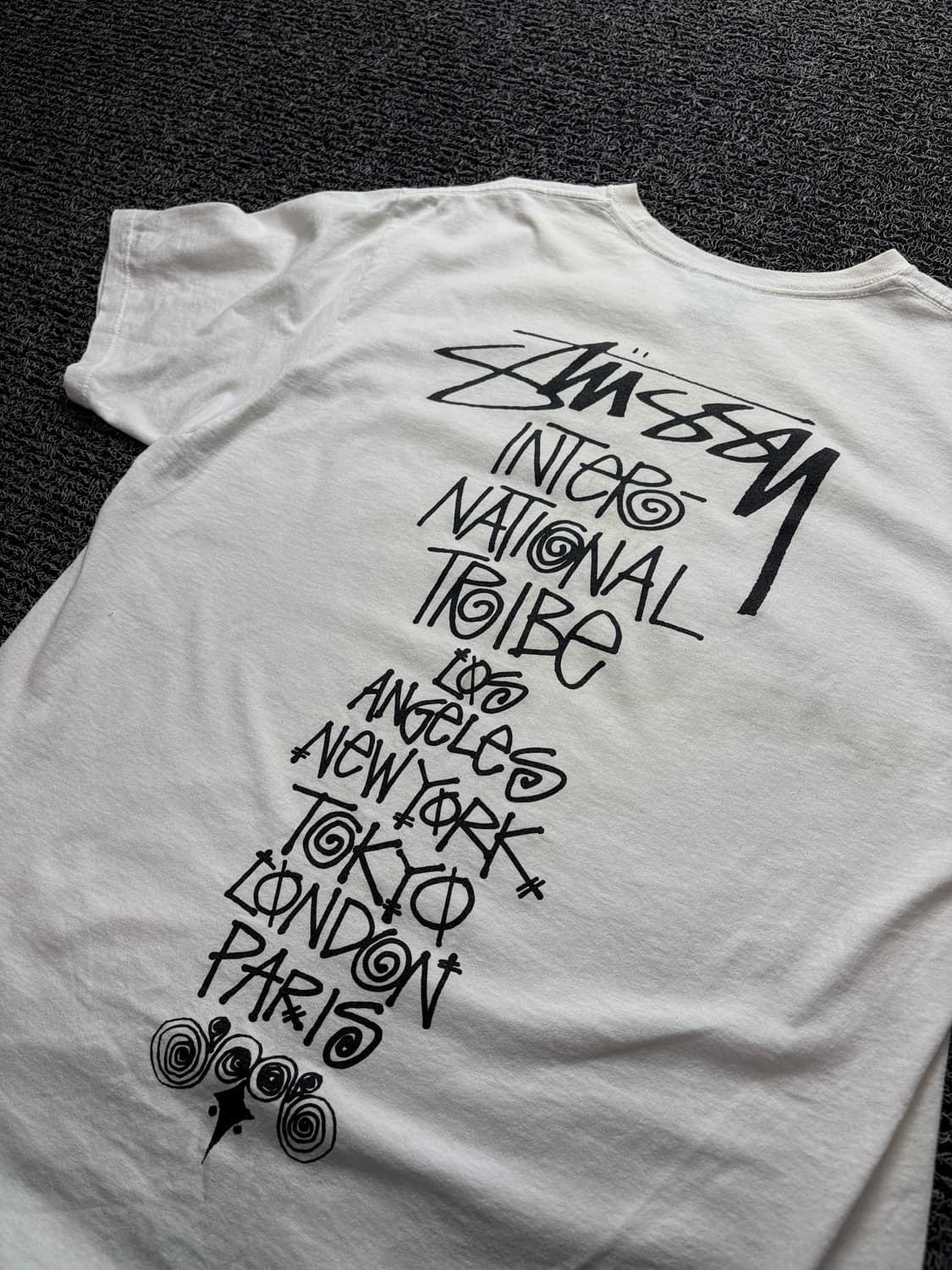 스투시 트라이브 스택 빅로고 박시핏 티셔츠 1437 상품이미지1