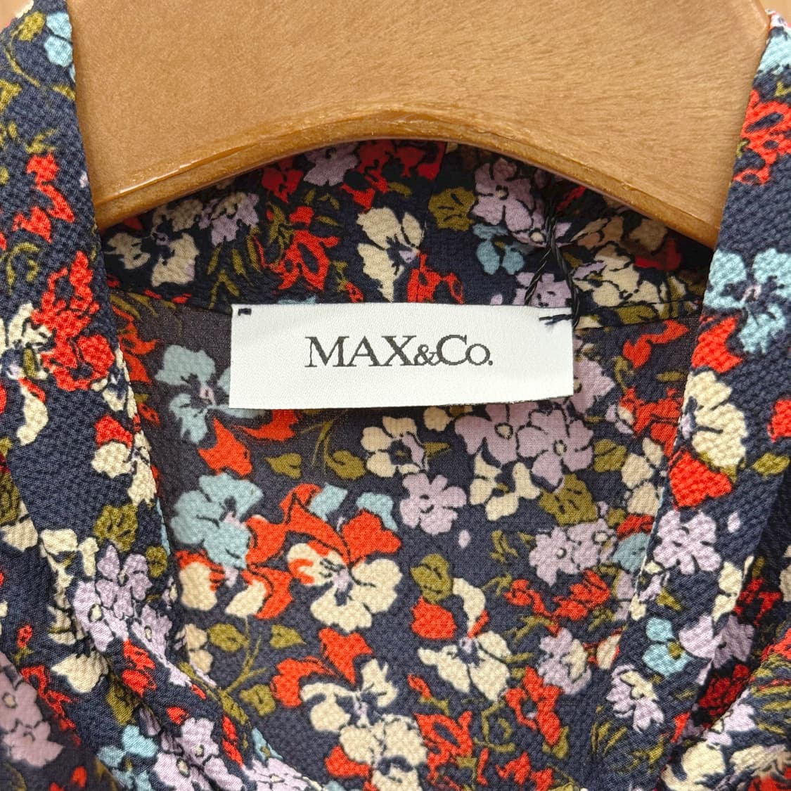 막스앤코 플라워 패턴 도트 믹스 블라우스 리본 타이 넥 디테일 네이비 상품이미지8