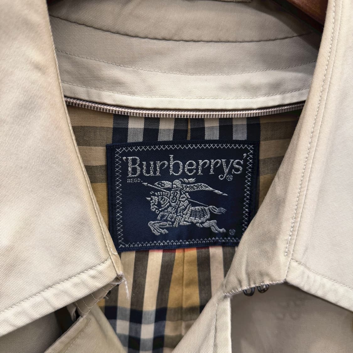 버버리 트렌치 코트 더블 버튼업 체크 안감 배색 디테일 레귤러핏 베이지 상품이미지6