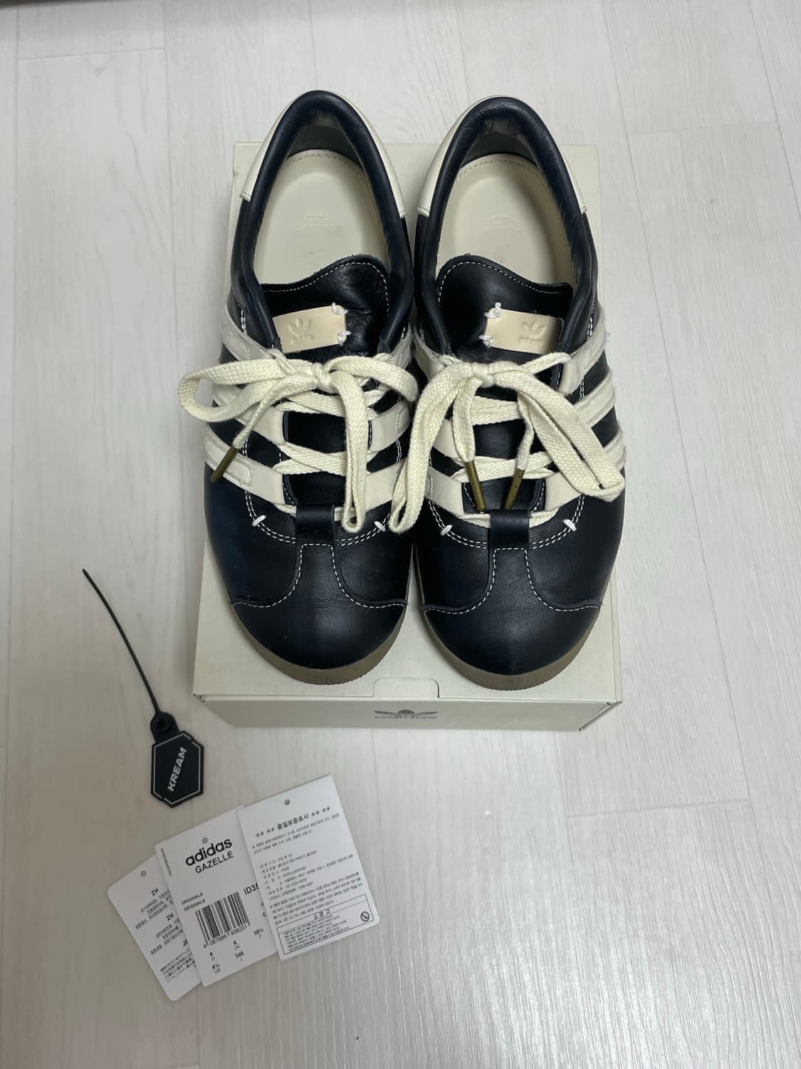 아디다스 x 풋 인더스트리 가젤 코어 블랙 크림 화이트 상품이미지1