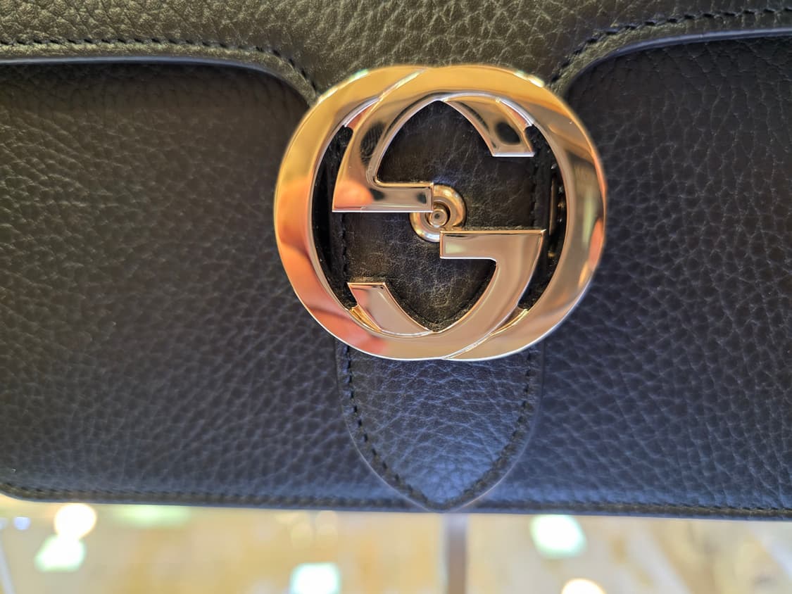 구찌Gucci의 인터로킹 G 체인 숄더백 신품급 상품이미지4