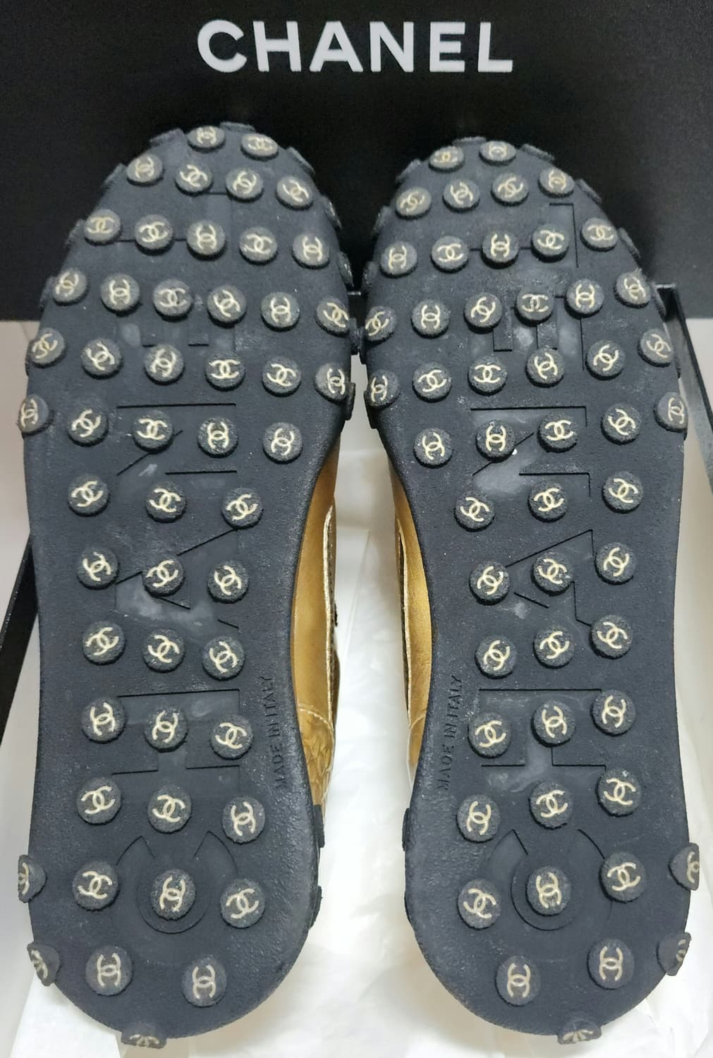 [정품 ) 샤넬 스니커즈 운동화 CC로고 골드/블랙 뒤급 크로커다일 가죽 상품이미지8