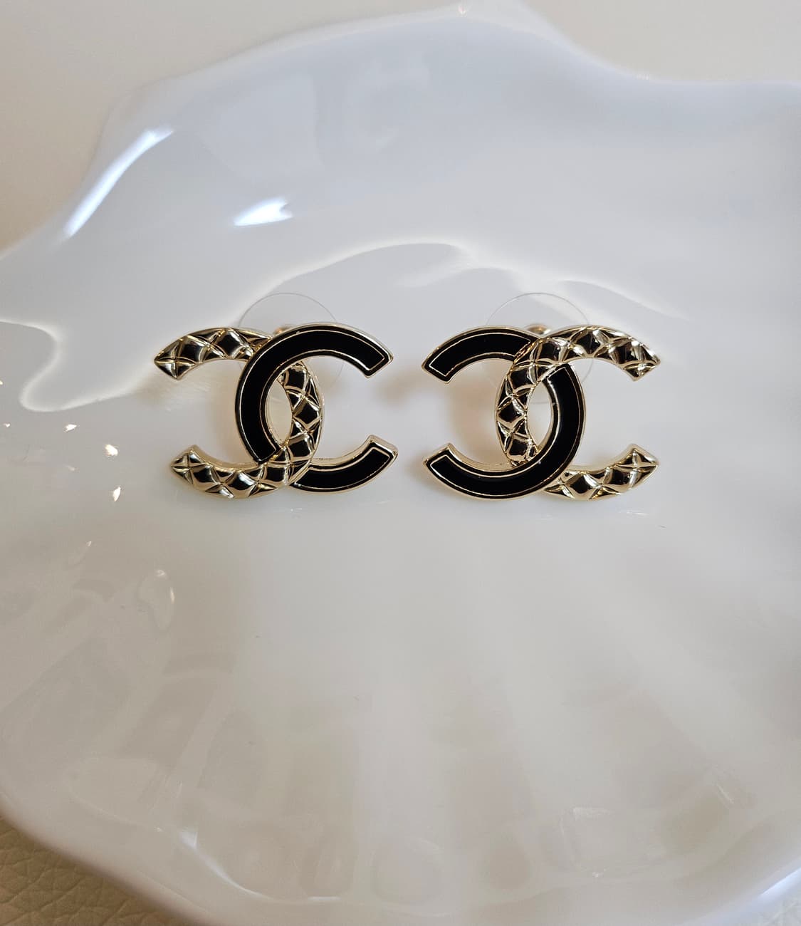 샤넬 블랙&골드퀼팅 CC 샴페인골드 스터드 귀걸이 업사이클링 상품이미지2