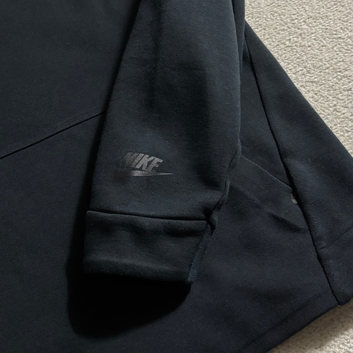 나이키 NSW 테크 맨투맨 블랙 상품이미지3