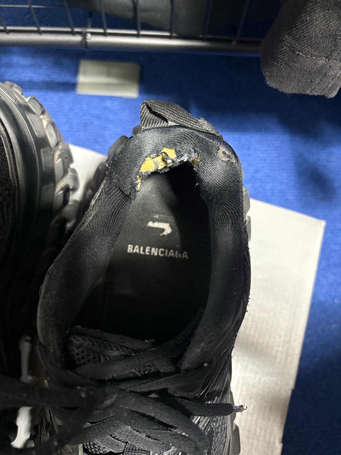 발렌시아가 디펜더 42 상품이미지3