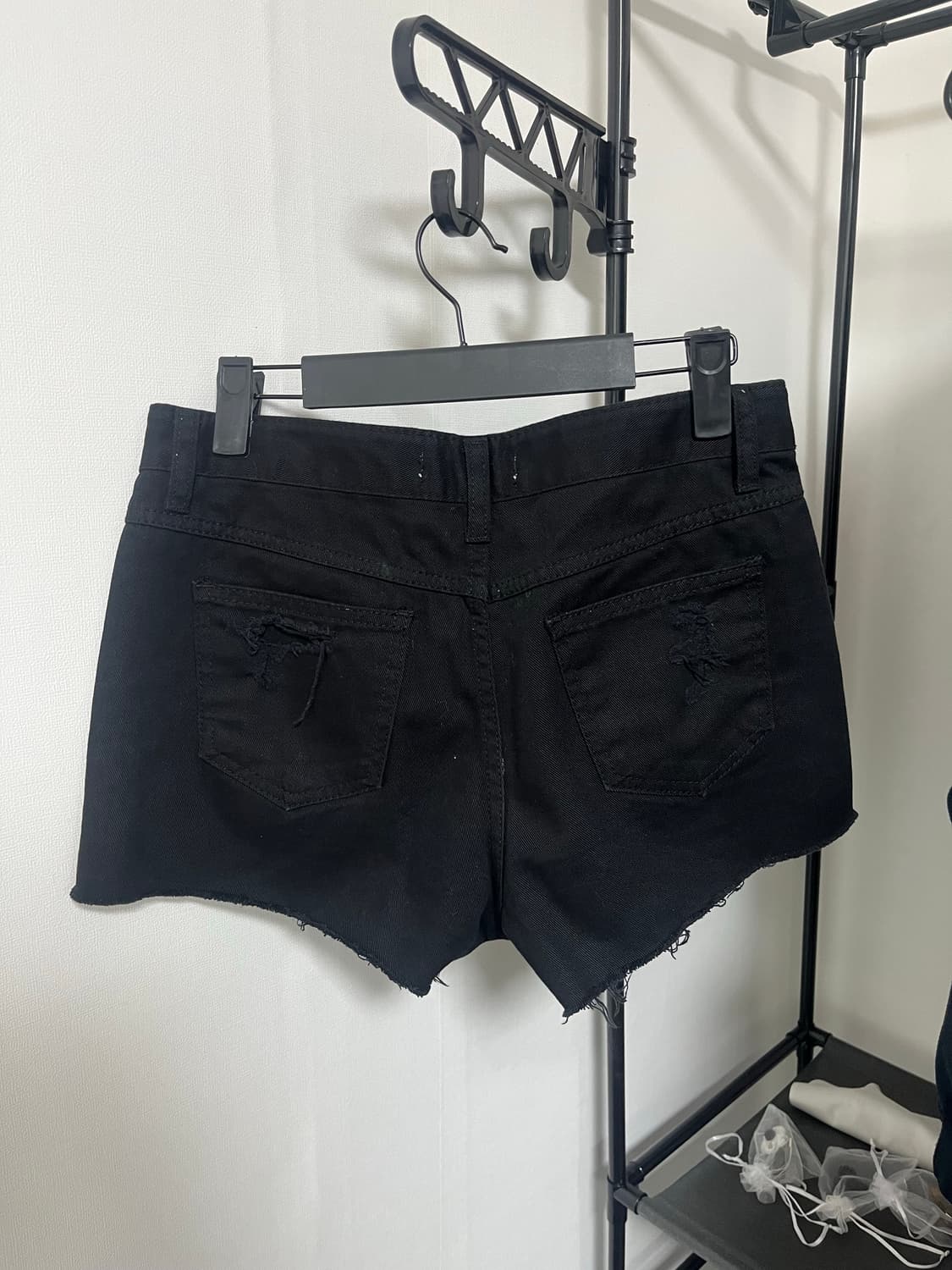 블랙 데미지 데님 숏팬츠 상품이미지2