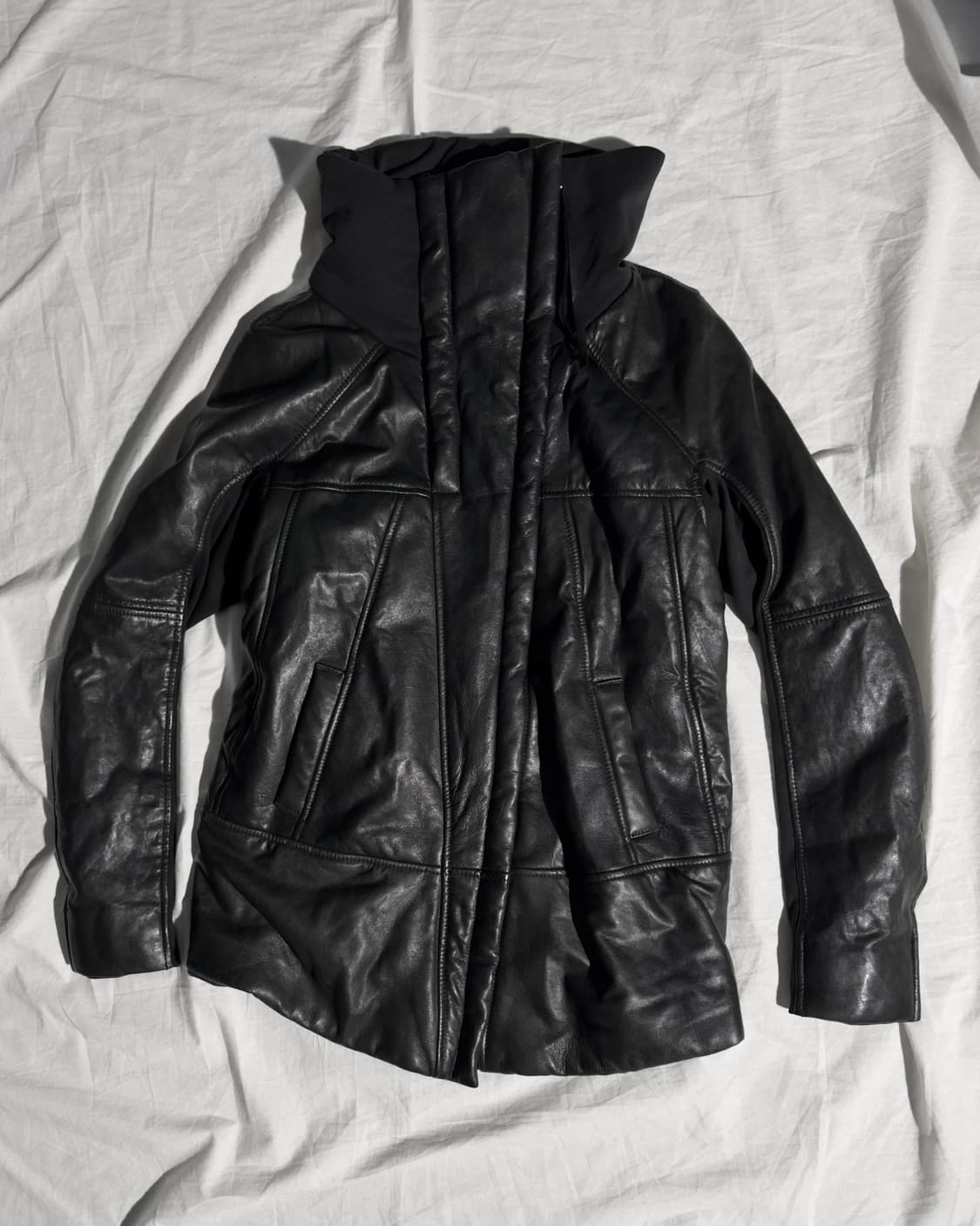 일라리아 니스트리 하이넥 드레이프 레더자켓 상품이미지2