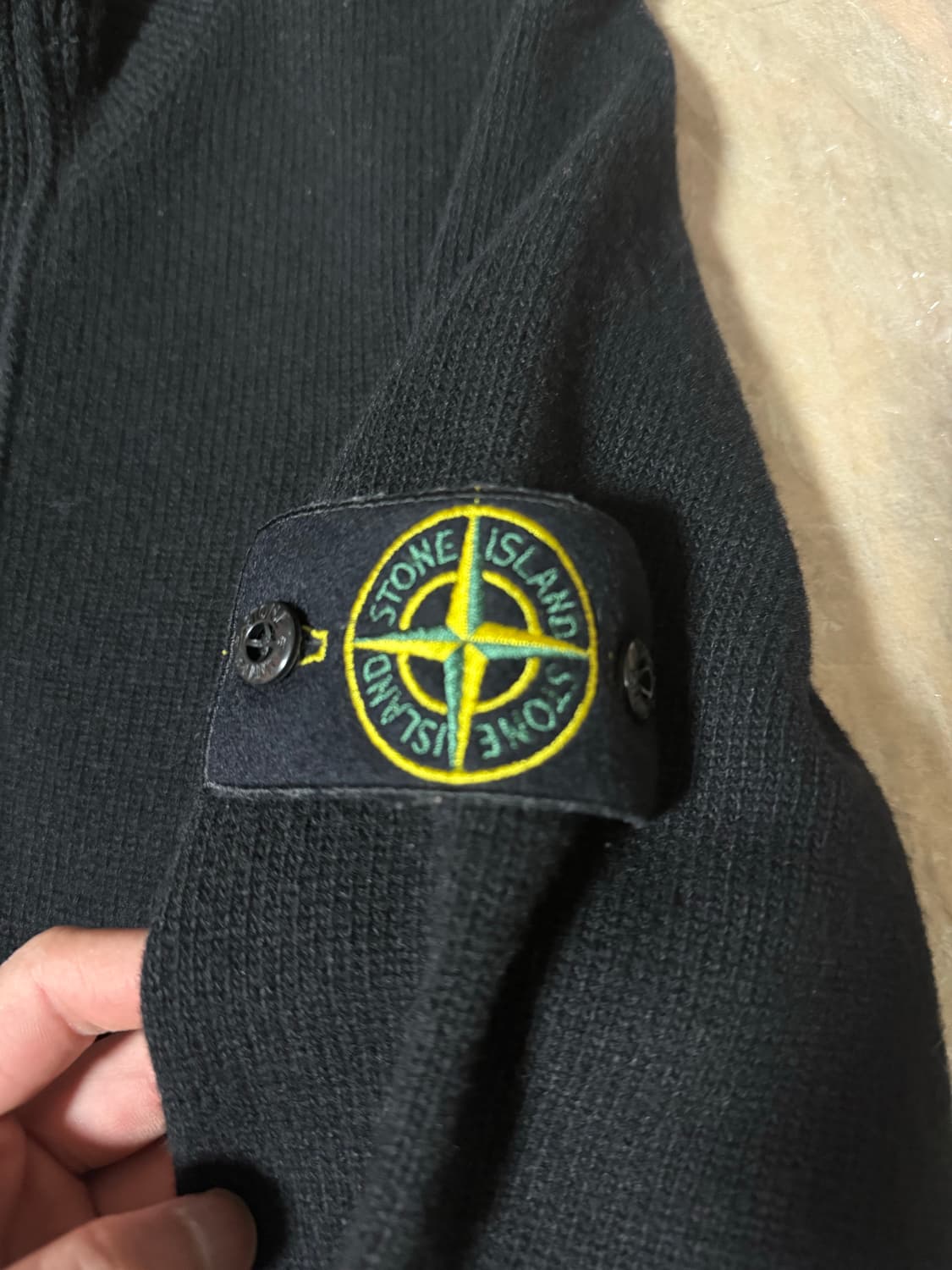 스톤아일랜드 반진업니트 540A3 하이 넥 하프 버튼 램스울 니트 블랙 상품이미지6