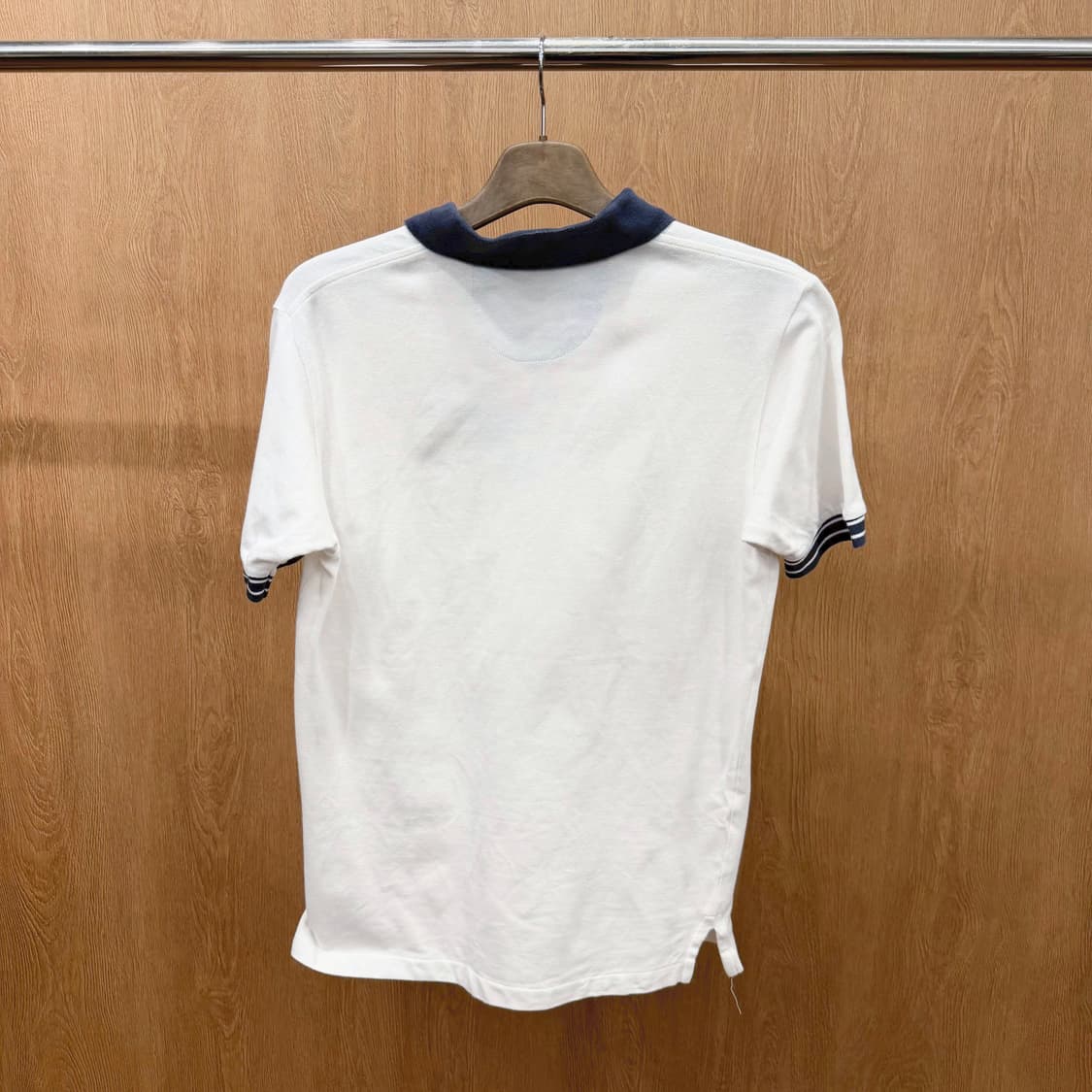 버버리 코튼 반팔 티셔츠 배색 카라넥 로고 자수 디테일 레귤러핏 화이트 상품이미지3