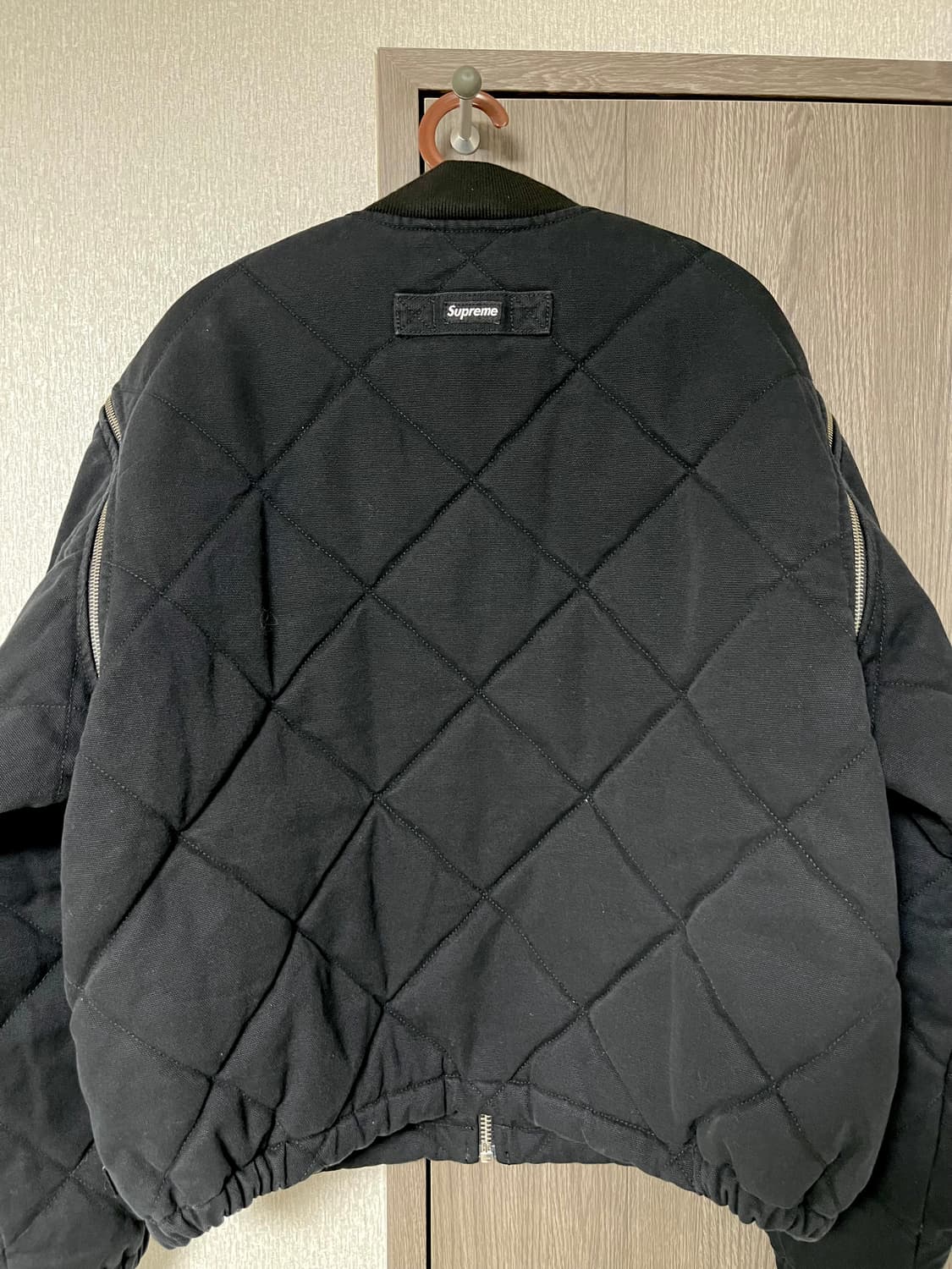 급처)슈프림의 퀼팅 봄버 자켓 블랙 색상 M 사이즈 상품이미지3