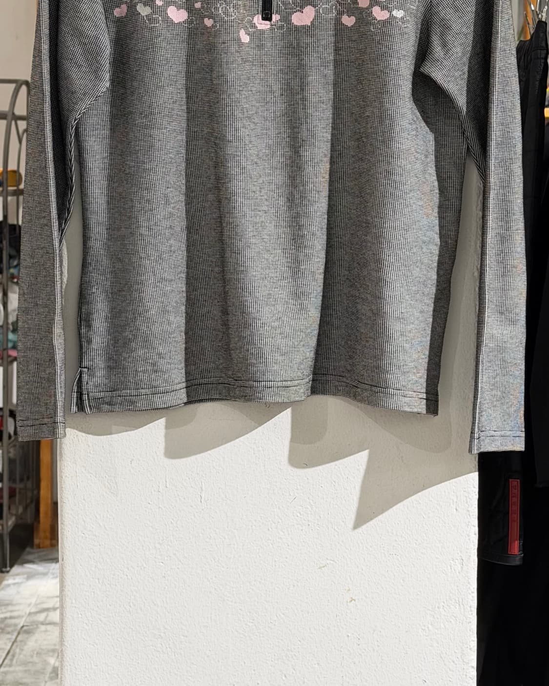 꾸레쥬 블랙화이트 하트 프린팅 하프집업 티셔츠 상품이미지5