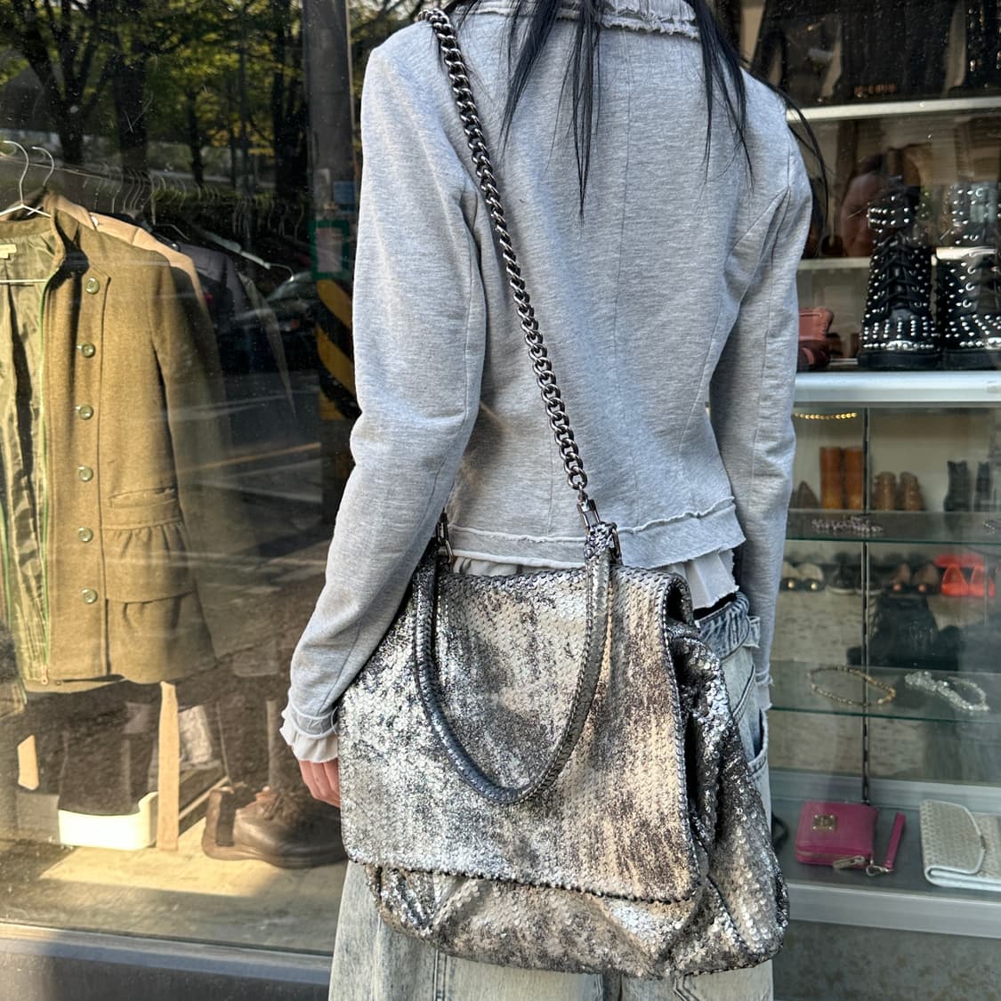 00s 메탈릭 실버 퍼포레이티드 레더 슬라우치 가죽 백 상품이미지9