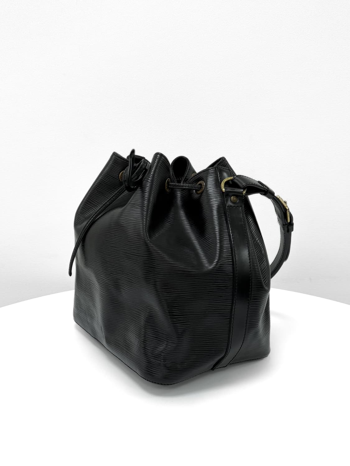 루이비통 에삐 노에 버킷백 블랙 상품이미지3