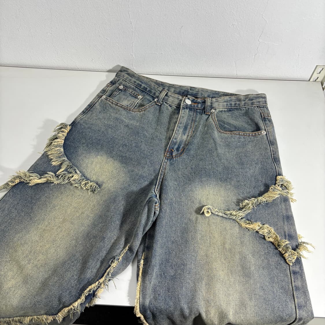 XL 트릴리온 와이드핏 연청 스타 아플리케 데님팬츠 상품이미지1