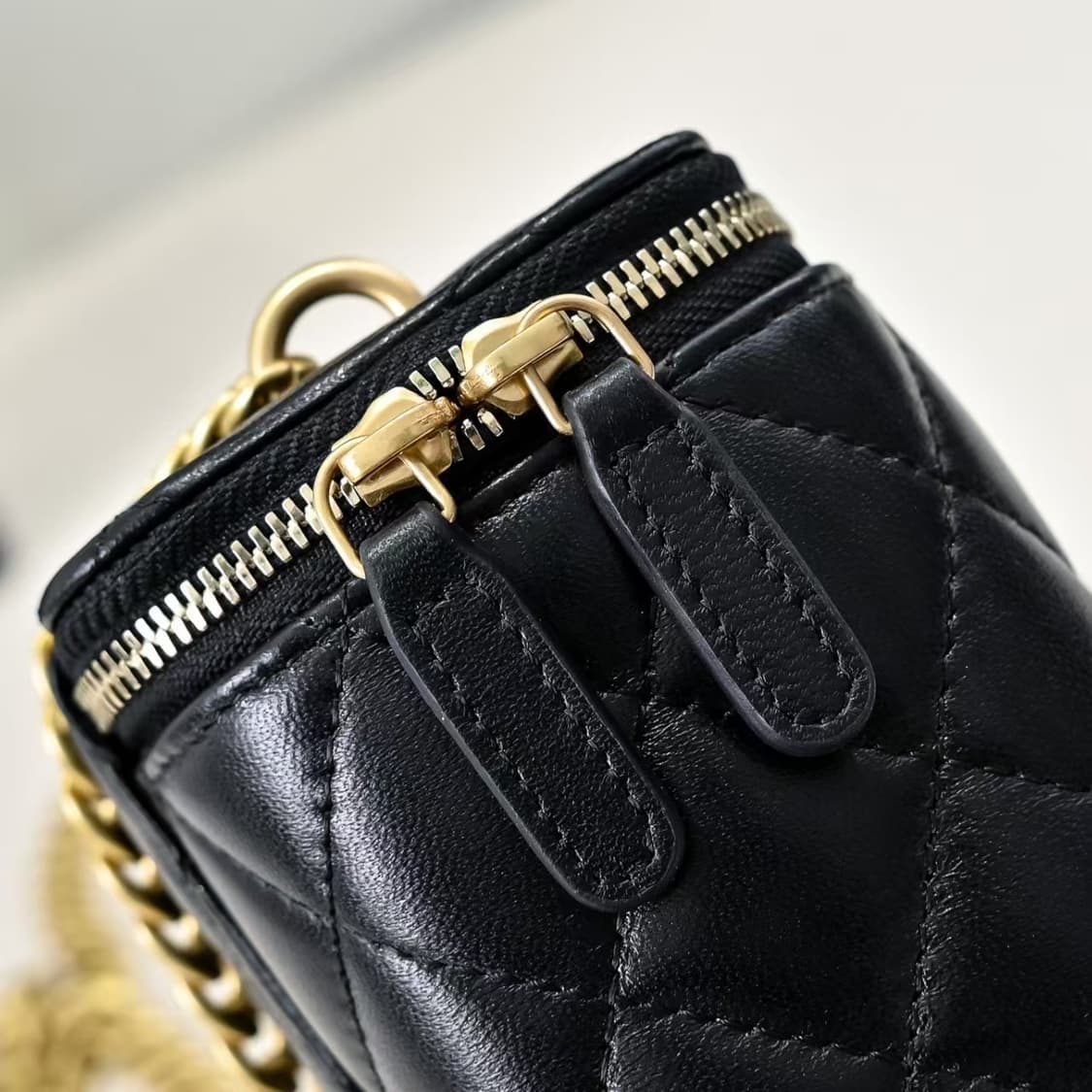 샤넬 스몰 체인 코스메틱 케이스 램스킨 & 골드 메탈 블랙 내부 거울  상품이미지9