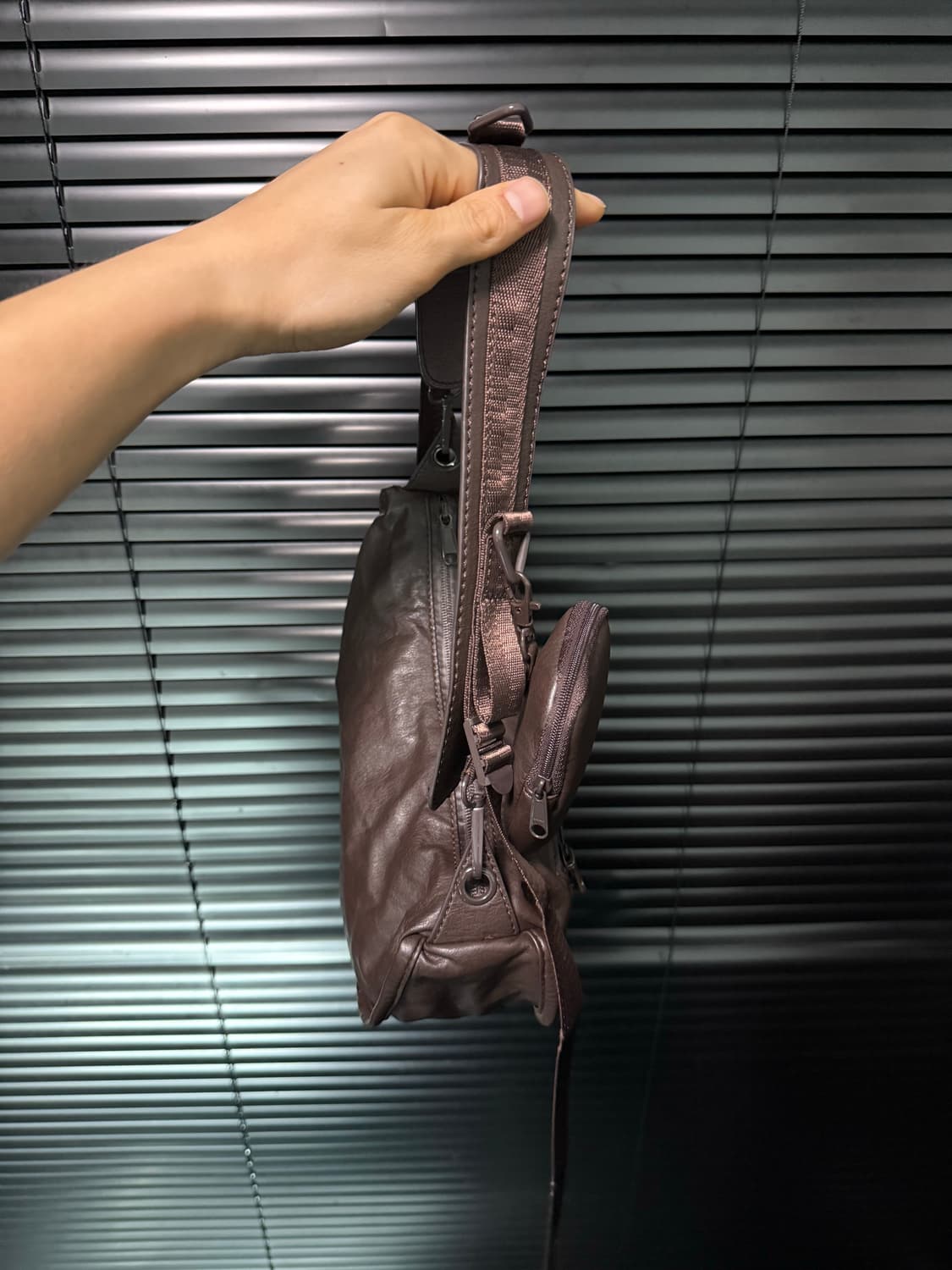라퍼지스토어 버핑 레더 가죽 문 슬링백 가방 크로스백 브라운 갈색 미니멀 상품이미지6