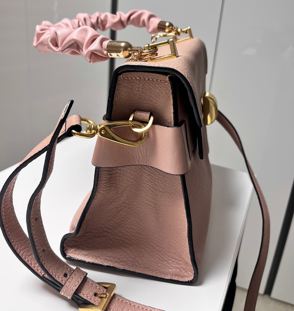 미우미우 탑핸들 숄더백 상품이미지3