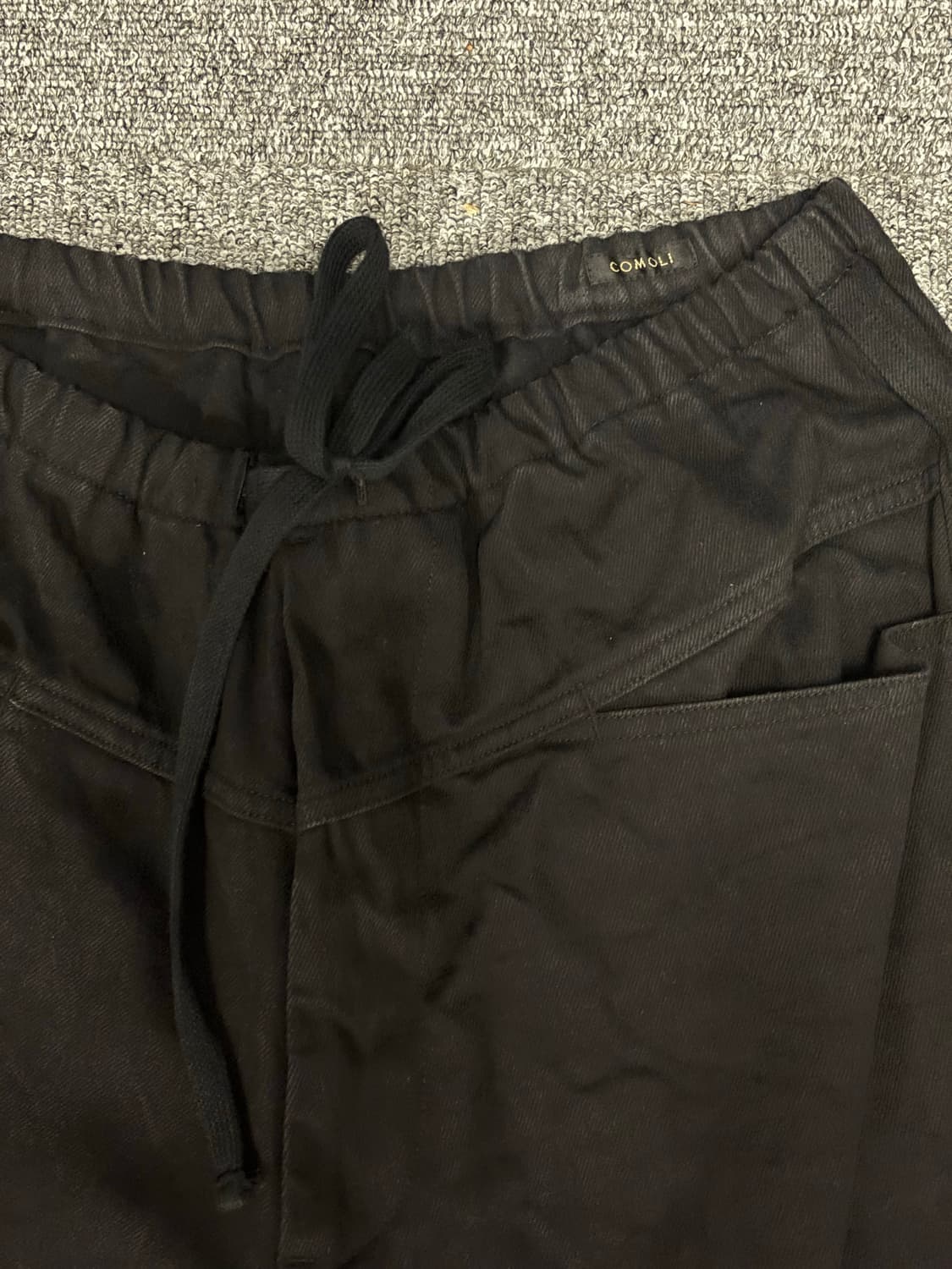 코모리 블랙 드릴 테이퍼드 팬츠 상품이미지3