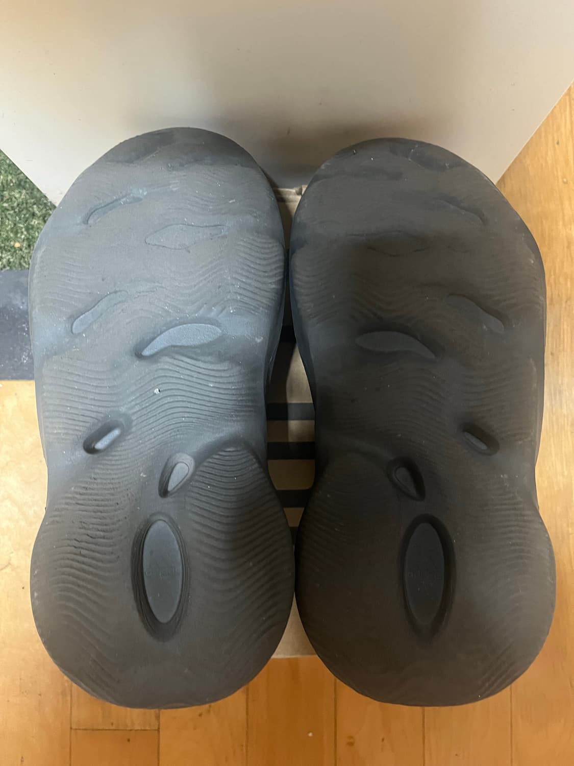 이지 폼러너 블랙 275 중고판매 상품이미지3