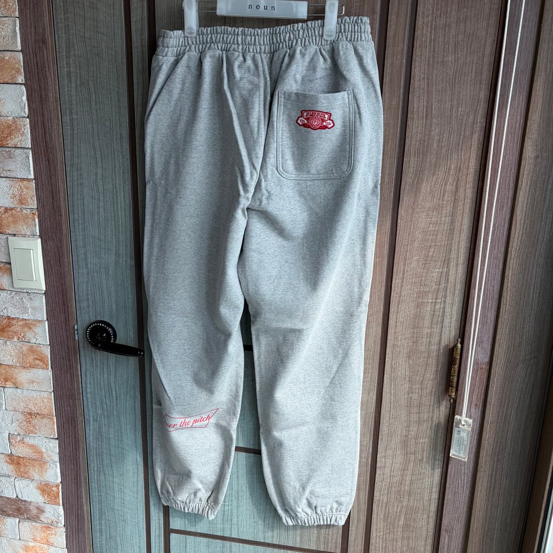 새상품(XL)오버더피치x버드와이저 로고 트레이닝 팬츠 그레이 상품이미지2