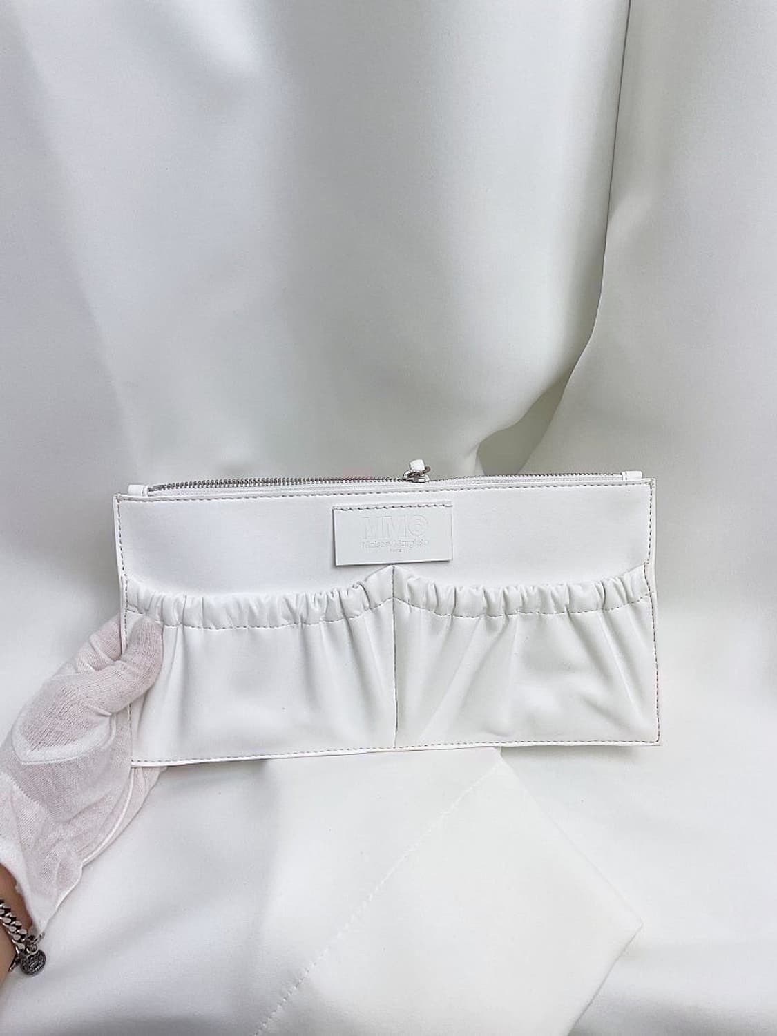 (정품/새상품) MM6 마르지엘라 여성 화이트 손목 스트랩 스퀘어 클러치 상품이미지2