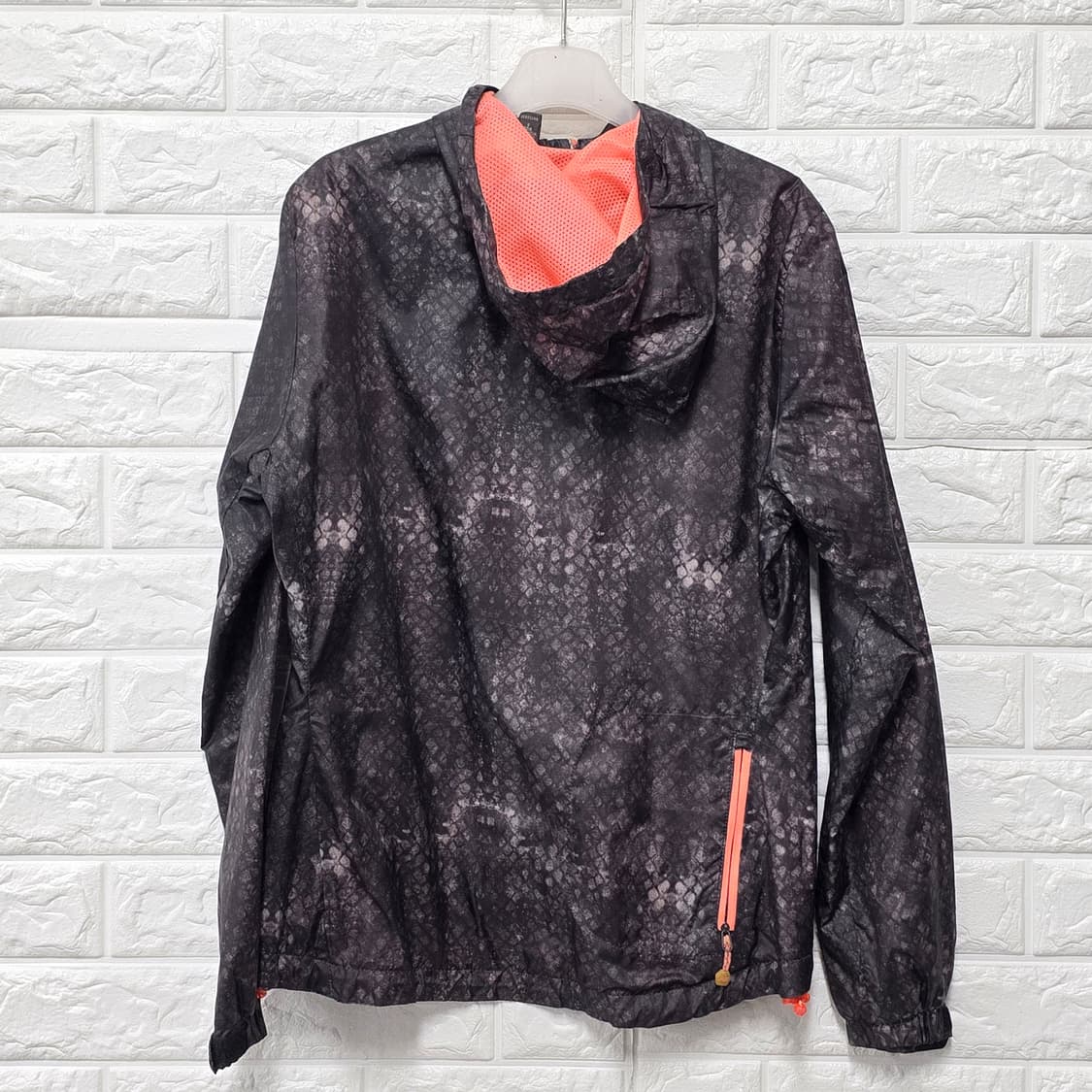 택포) 뉴발란스 여성 뱀피 패턴 바람막이 S 상품이미지4