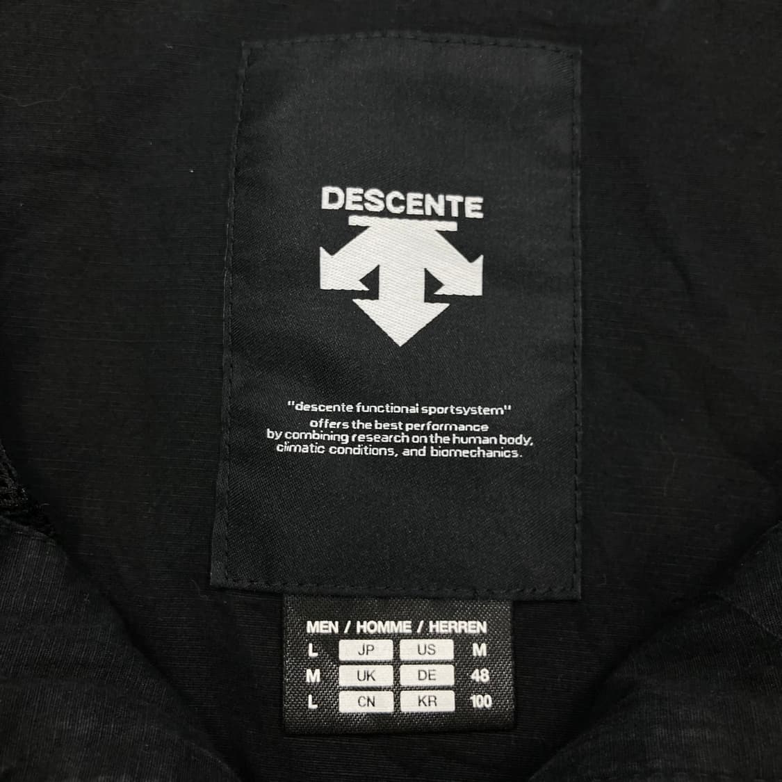 데상트 블랙 컬러 빅로고 카고 바람막이 자켓 상품이미지5